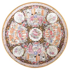 Assiette de présentation chinoise ancienne en porcelaine Famille Rose médaillon rose