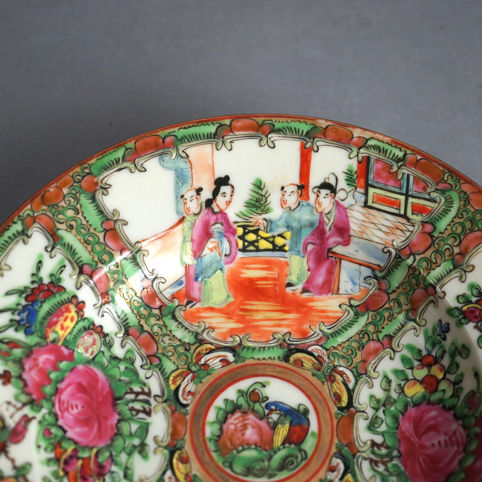 Antike chinesische Rosenmedaillon-Porzellanschale mit Gärten und Figuren aus Porzellan, um 1900 im Zustand „Gut“ im Angebot in Big Flats, NY