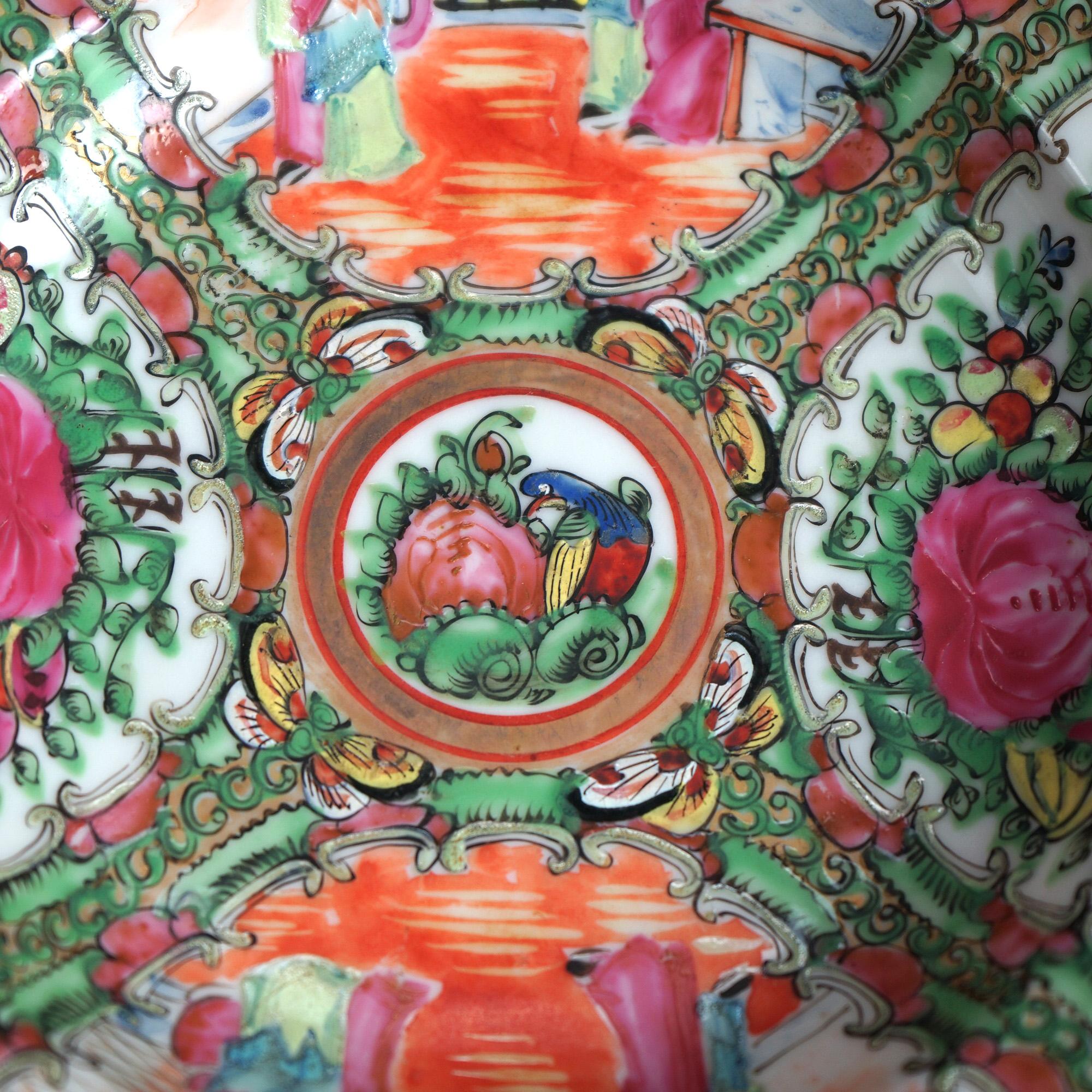 Antike chinesische Rosenmedaillon-Porzellanschale mit Gärten und Figuren aus Porzellan, um 1900 (20. Jahrhundert) im Angebot