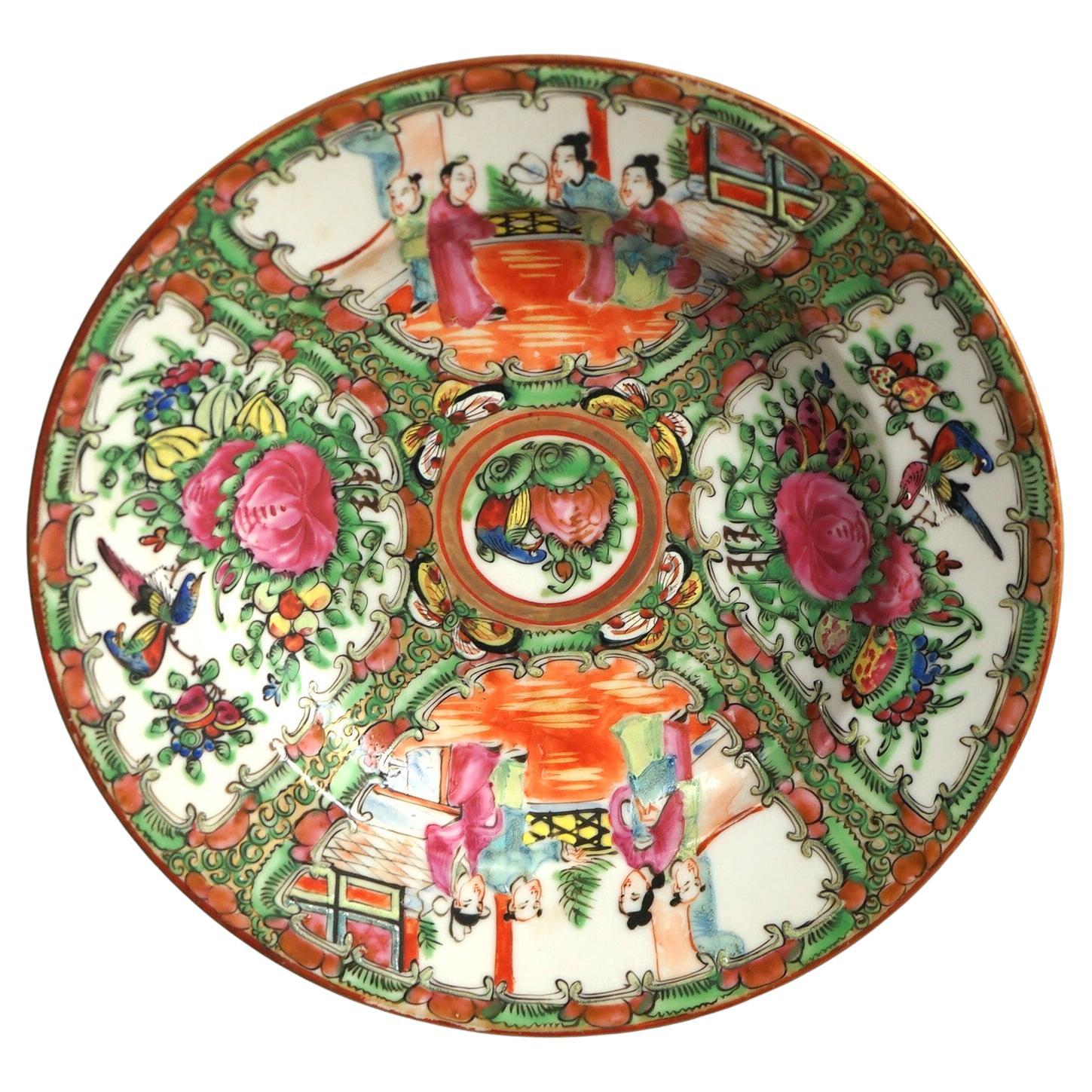 Antike chinesische Rosenmedaillon-Porzellanschale mit Gärten und Figuren aus Porzellan, um 1900