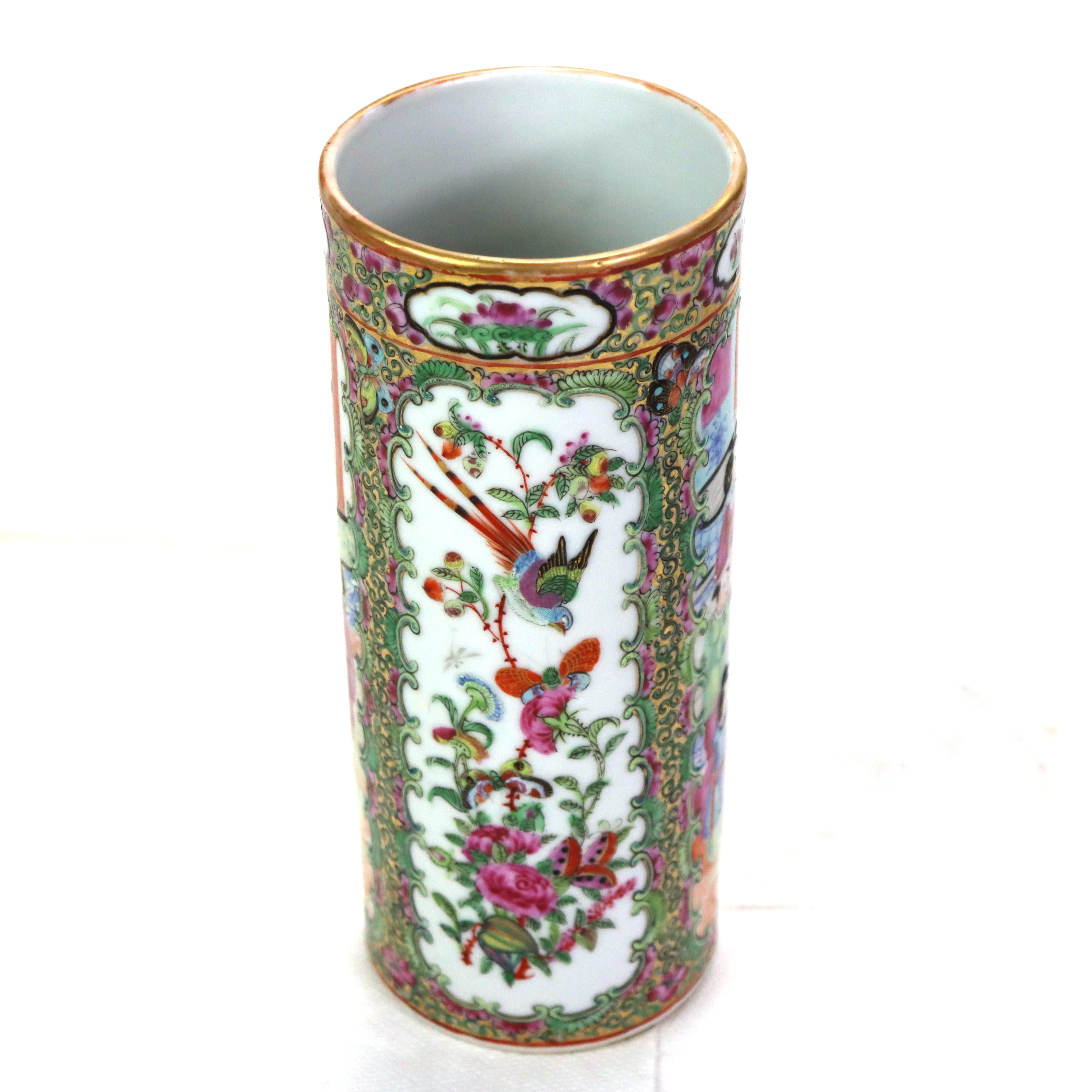 Antique Chinese Rose Medallion Porcelain Brush Pot C1930 In Good Condition For Sale In Big Flats, NY