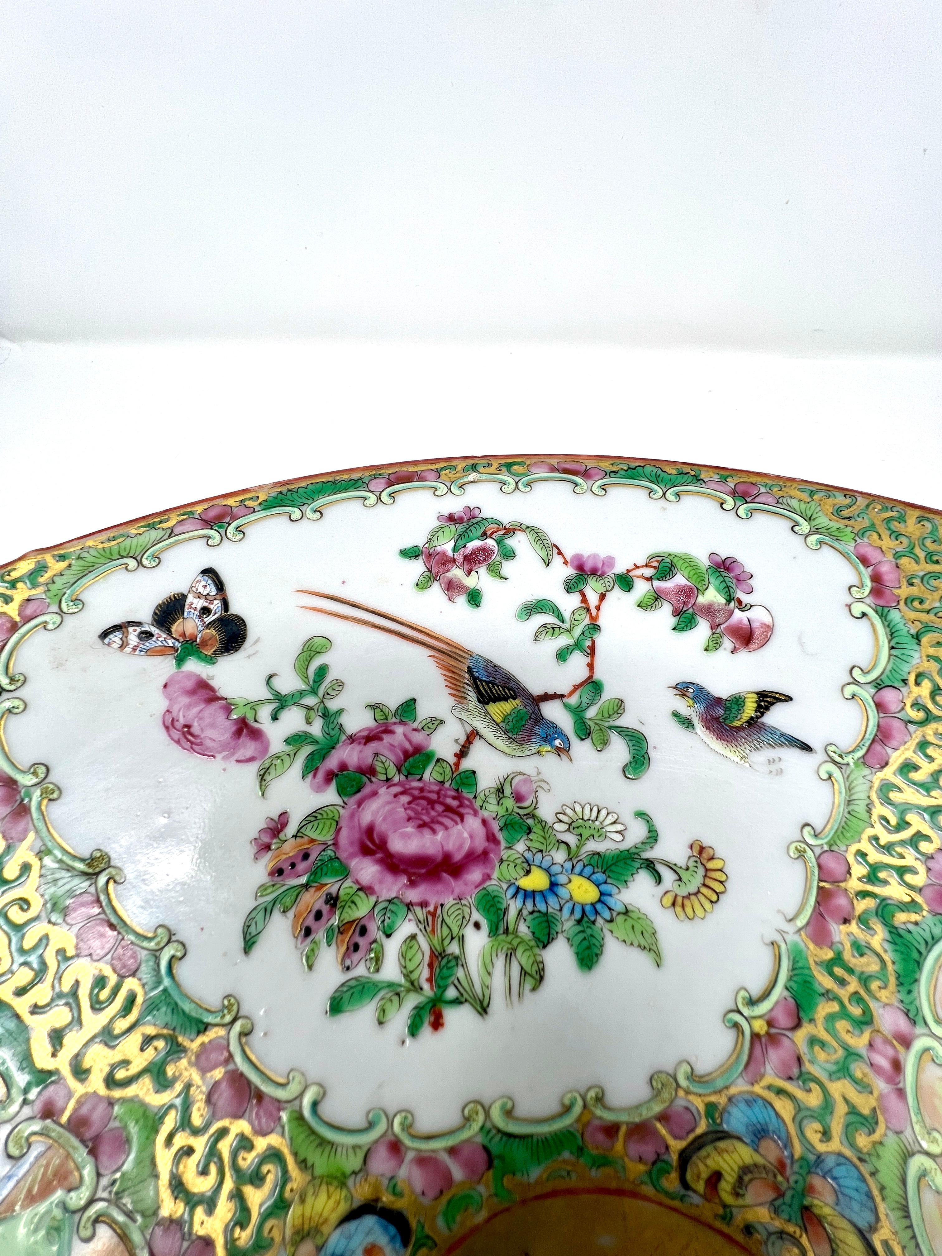 Antique chargeur chinois en porcelaine avec médaillon en forme de rose, Circa 1920. Bon état - En vente à New Orleans, LA