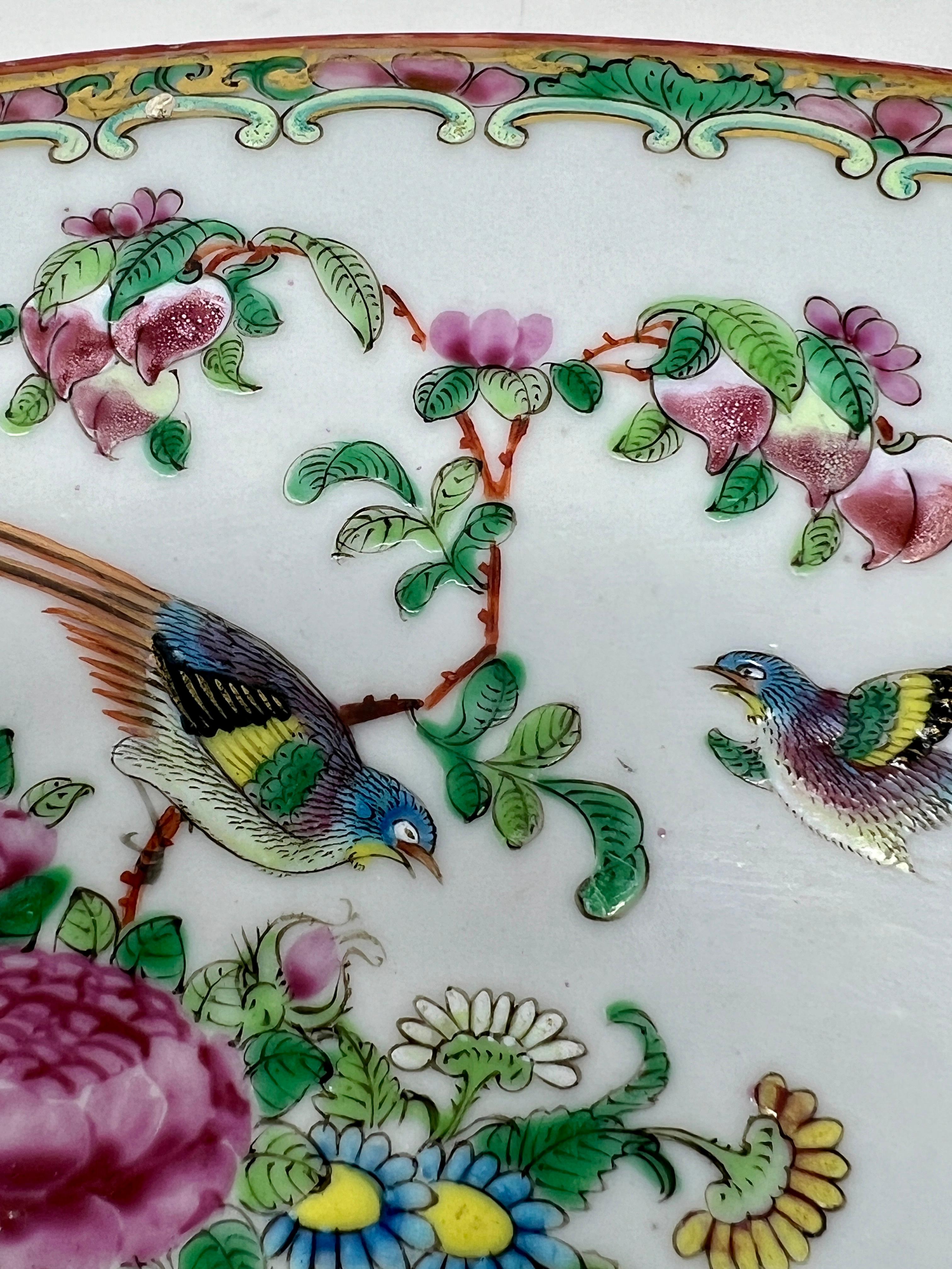 Antiker chinesischer Porzellanteller mit Rosenmedaillon, ca. 1920er Jahre. (20. Jahrhundert) im Angebot