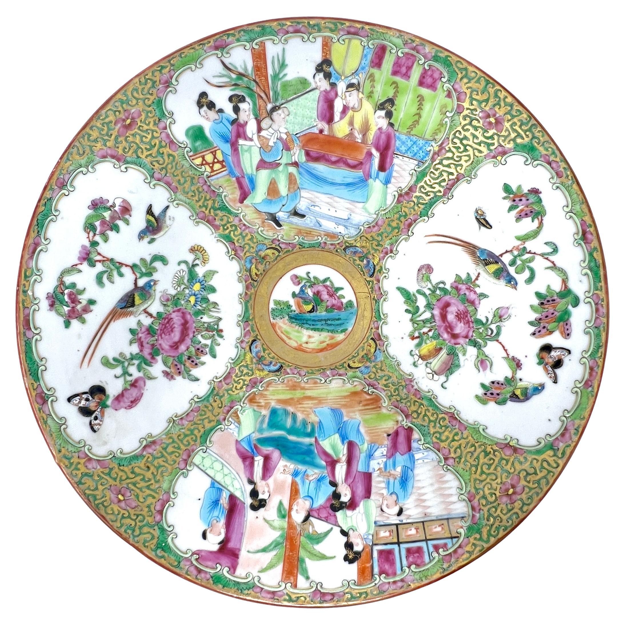 Antiker chinesischer Porzellanteller mit Rosenmedaillon, ca. 1920er Jahre. im Angebot
