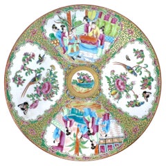 Antiker chinesischer Porzellanteller mit Rosenmedaillon, ca. 1920er Jahre.