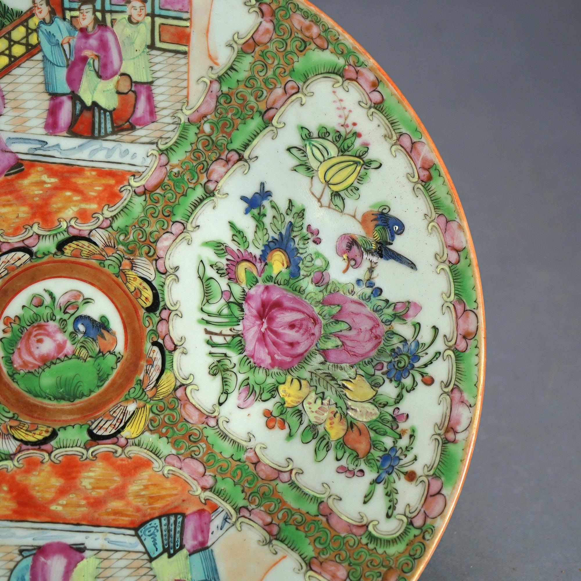 Antike chinesische Rosenmedaillon-Porzellanschale mit Gärten und Figuren aus Porzellan, um 1900 (Vergoldet) im Angebot