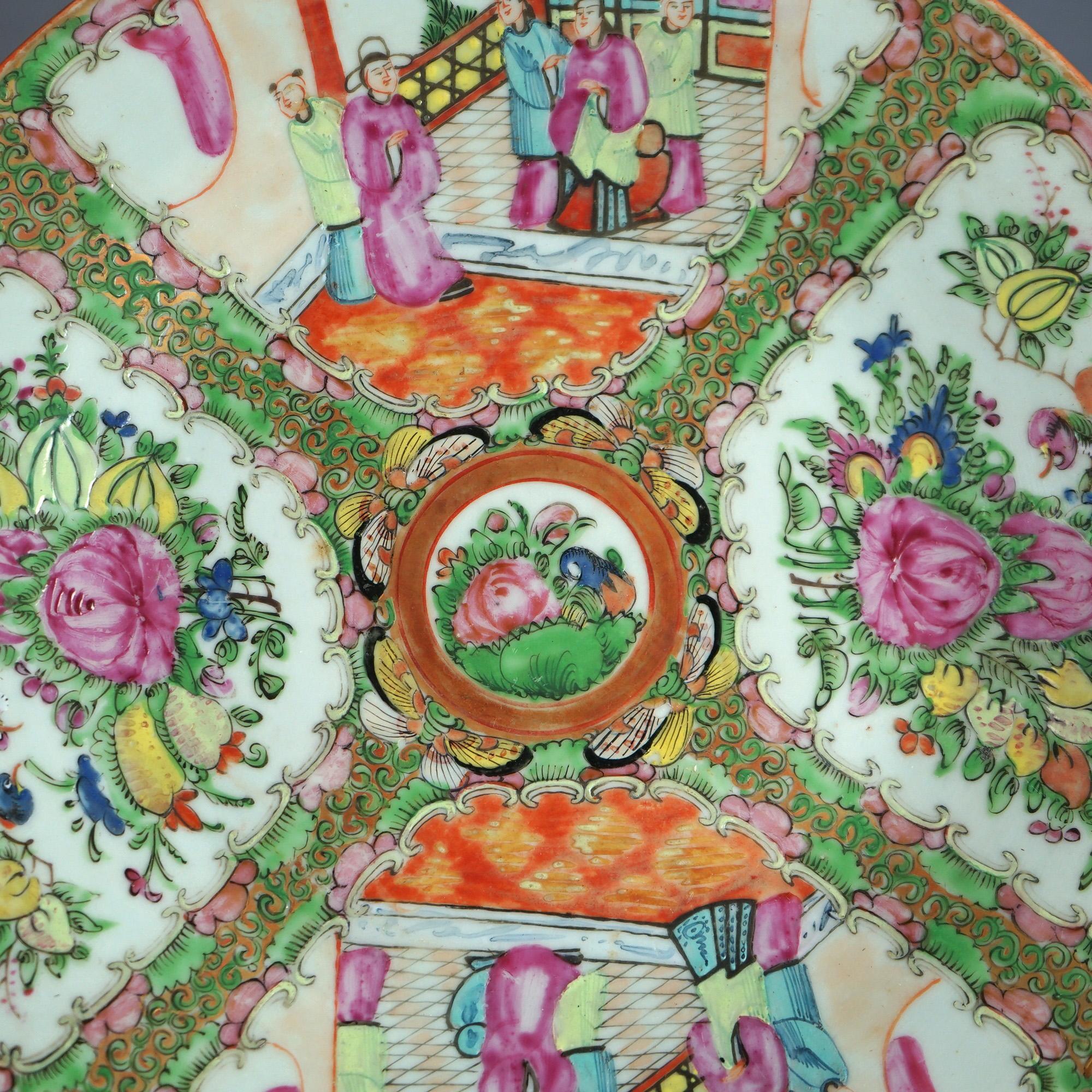 Antike chinesische Rosenmedaillon-Porzellanschale mit Gärten und Figuren aus Porzellan, um 1900 im Zustand „Gut“ im Angebot in Big Flats, NY