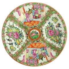 Assiette de présentation chinoise ancienne en porcelaine à médaillons de roses avec jardins et personnages C1900