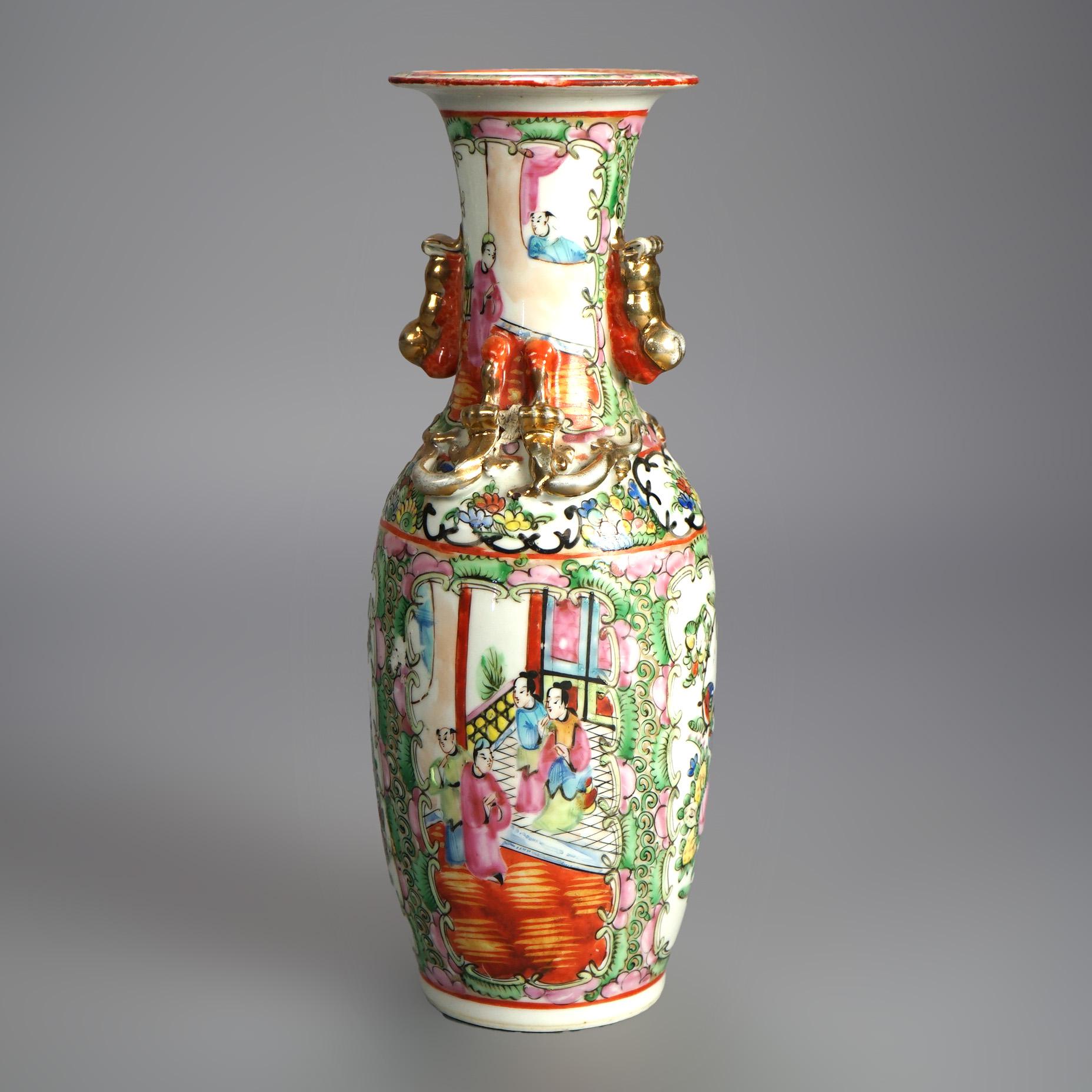 Antike chinesische Rosenmedaillon-Porzellan-Doppelhenkelvase mit Garten- und Genreszenen um 1900

Maße - 11,5 