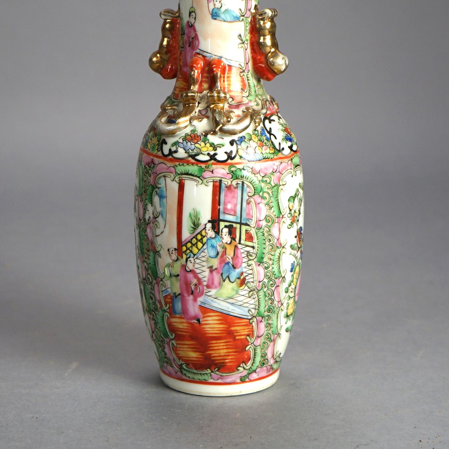 Antike chinesische Rosenmedaillon-Porzellanvase mit doppeltem Henkel, um 1900 im Zustand „Gut“ im Angebot in Big Flats, NY