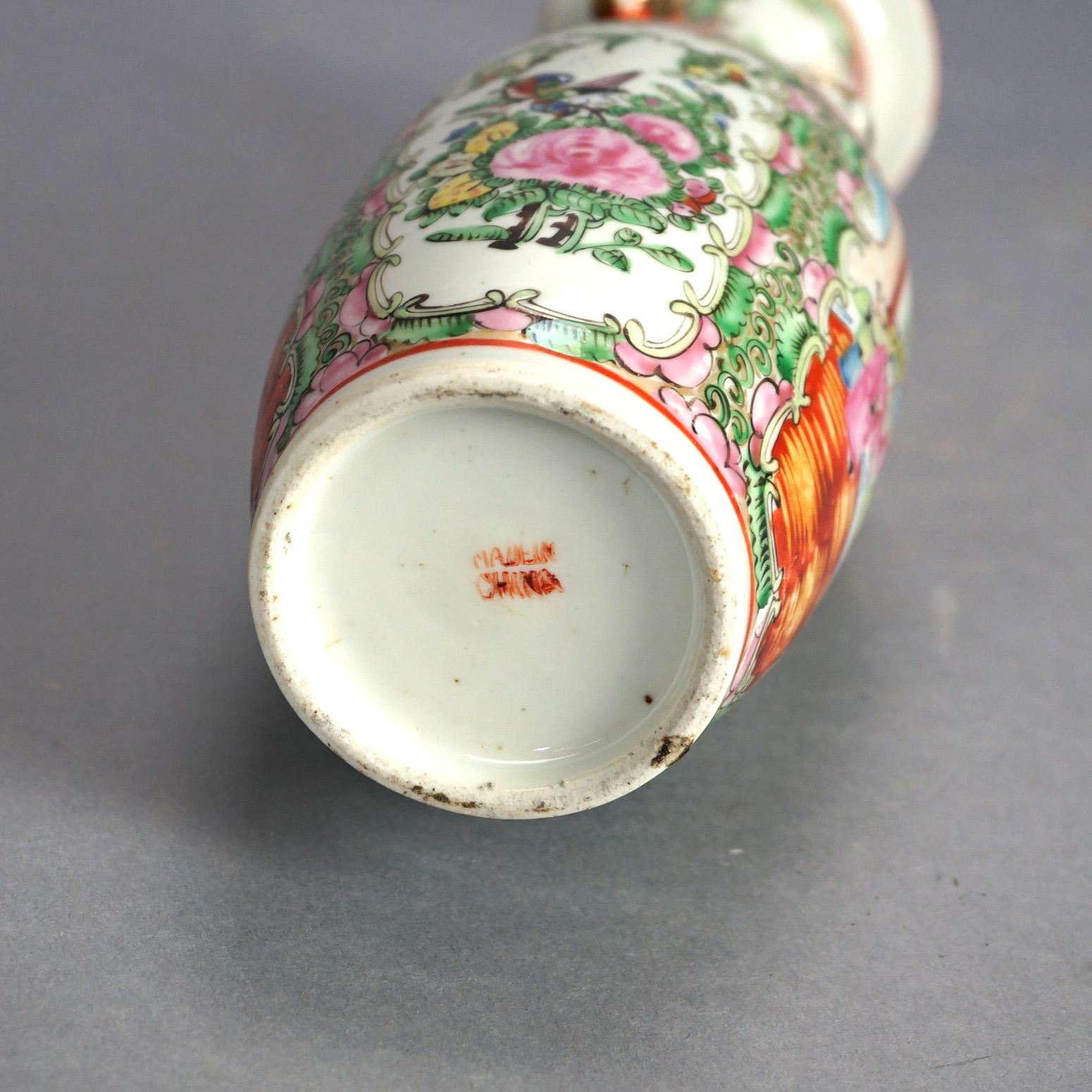 Antike chinesische Rosenmedaillon-Porzellanvase mit doppeltem Henkel, um 1900 im Angebot 3
