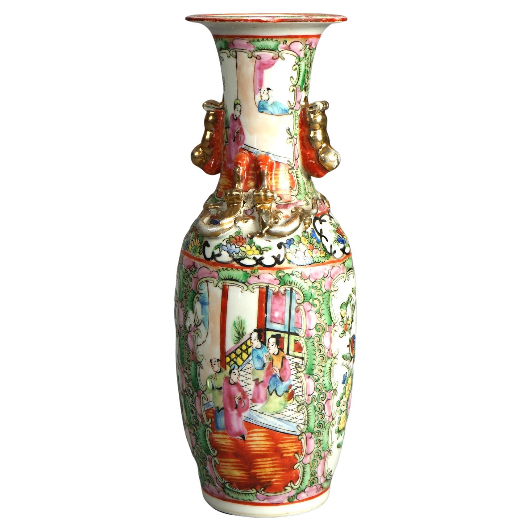 Antike chinesische Rosenmedaillon-Porzellanvase mit doppeltem Henkel, um 1900 im Angebot