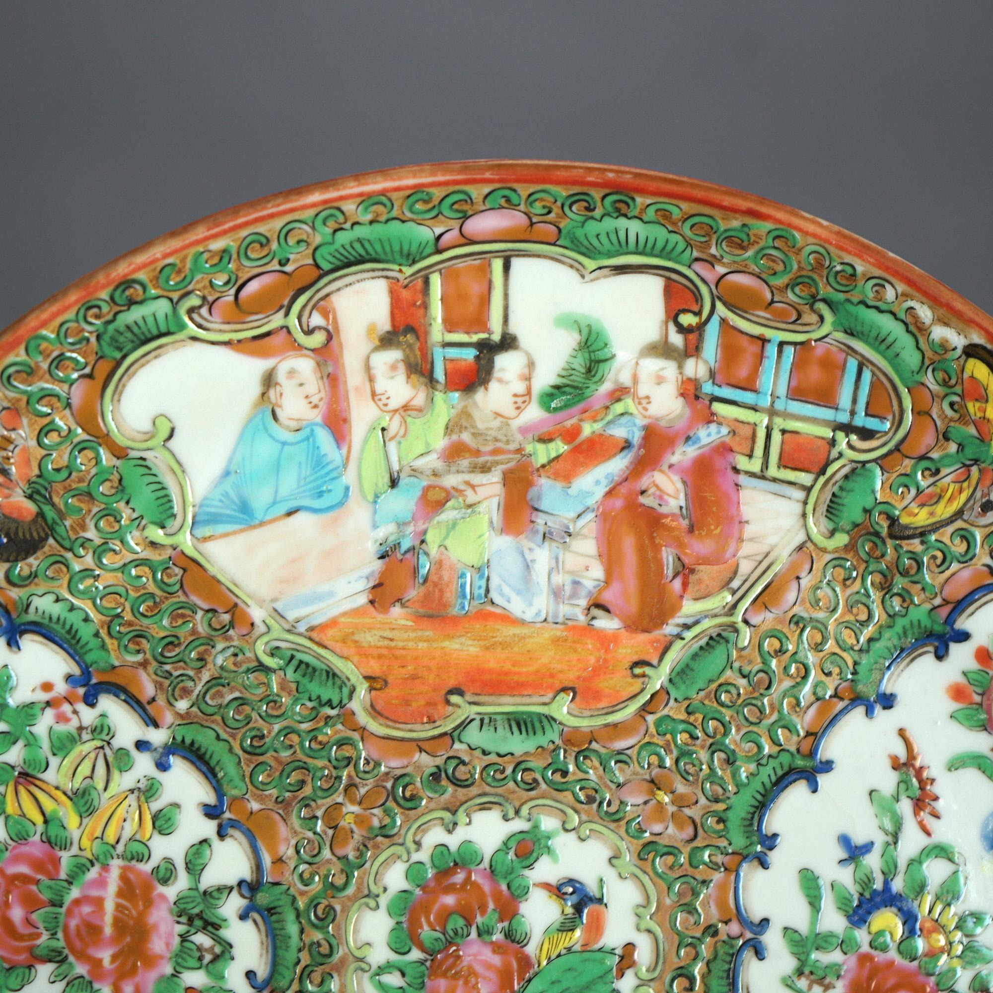 Antiker chinesischer Rosenmedaillon-Porzellanteller mit Gärten und Figuren aus Porzellan, um 1900 (Vergoldet) im Angebot