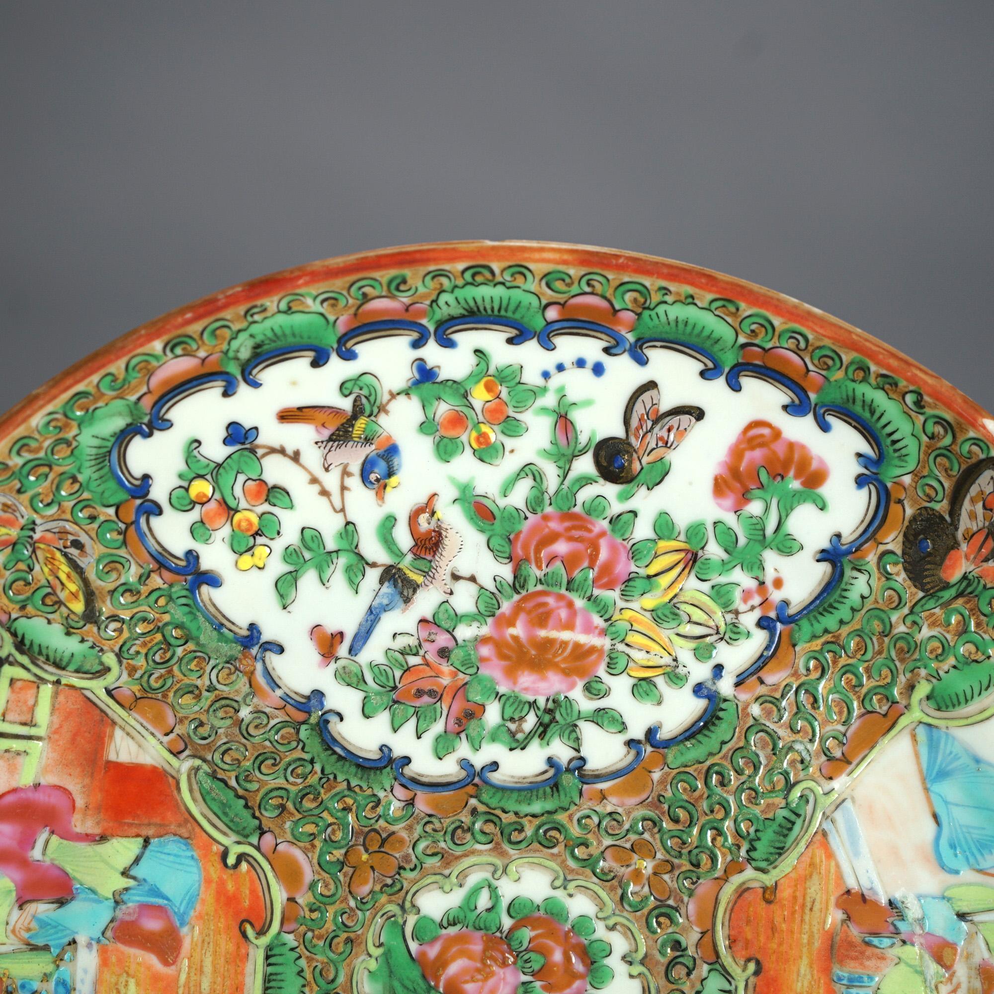 Antiker chinesischer Rosenmedaillon-Porzellanteller mit Gärten und Figuren aus Porzellan, um 1900 im Zustand „Gut“ im Angebot in Big Flats, NY