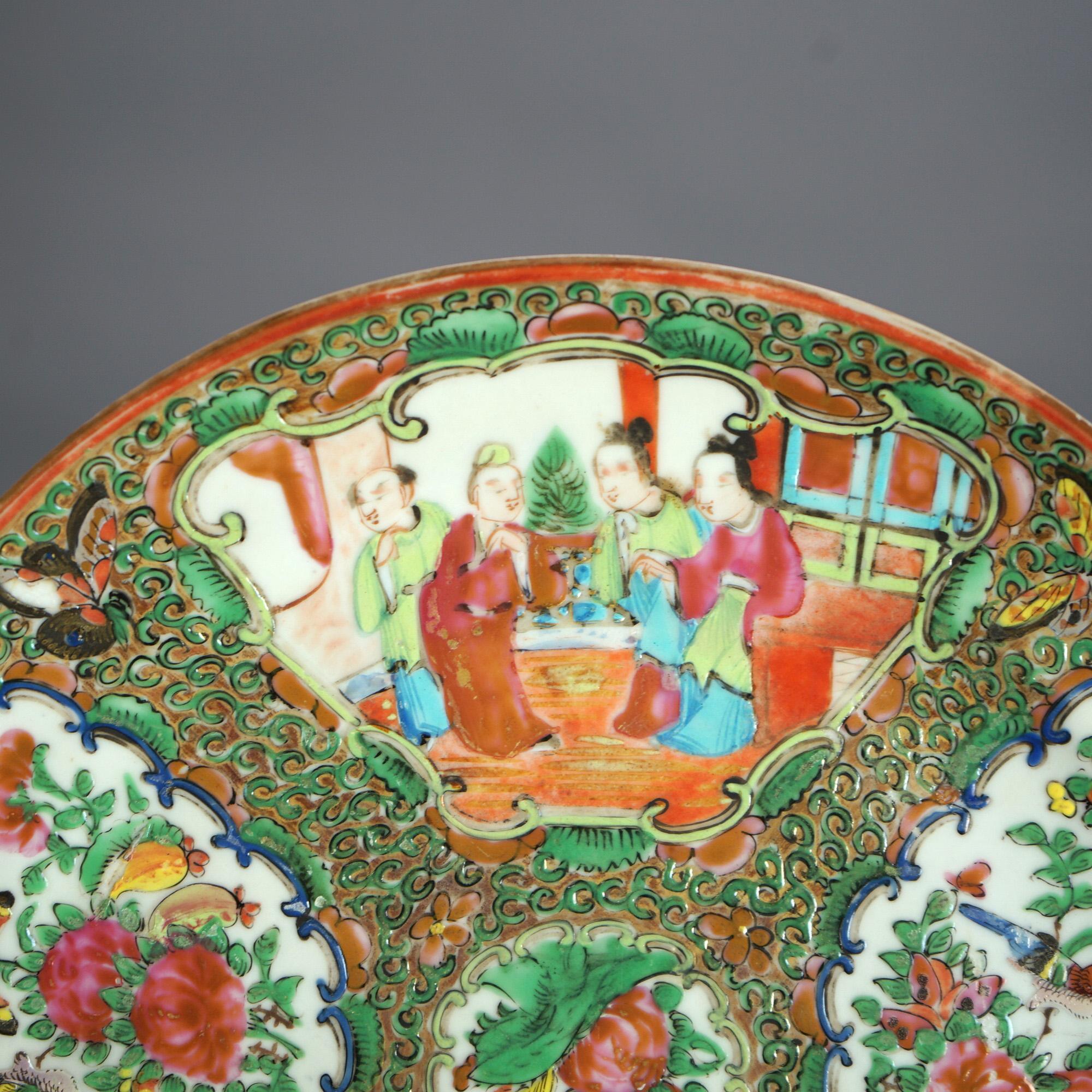 Antiker chinesischer Rosenmedaillon-Porzellanteller mit Gärten und Figuren aus Porzellan, um 1900 (20. Jahrhundert) im Angebot