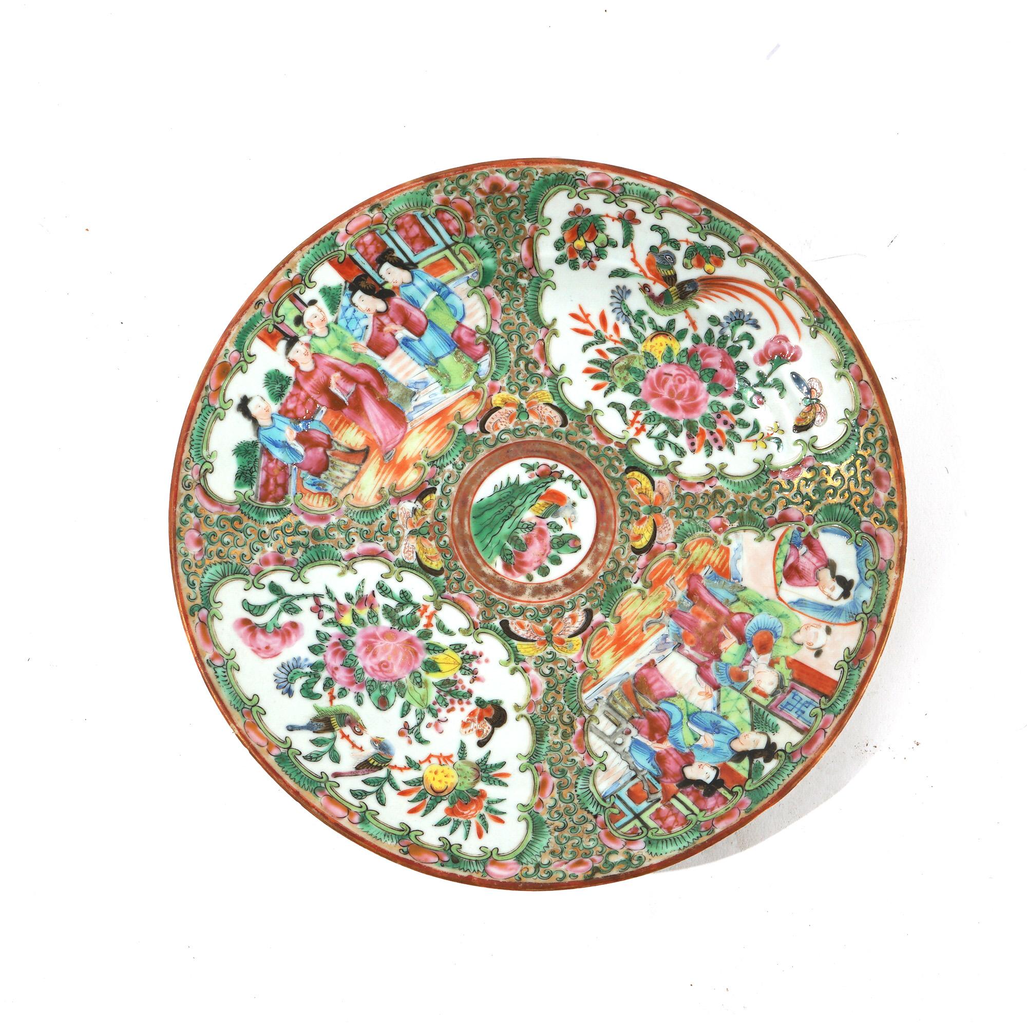 Antike chinesische Rosenmedaillon-Porzellanteller mit Gärten und Figuren aus Porzellan, um 1900 (Chinesisch) im Angebot