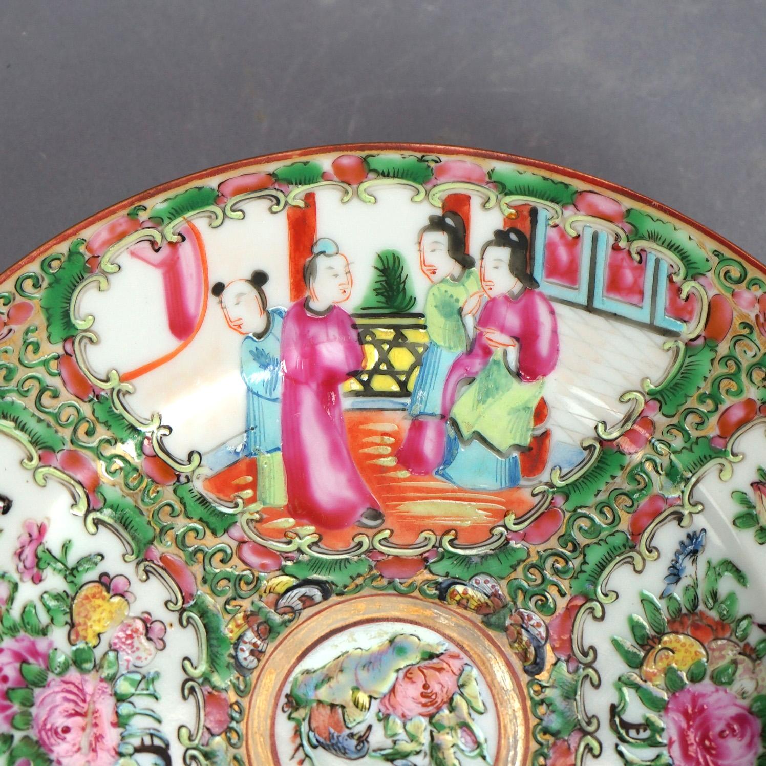Antike chinesische Rosenmedaillon-Porzellanteller mit Gärten und Figuren aus Porzellan, um 1900 (Vergoldet) im Angebot
