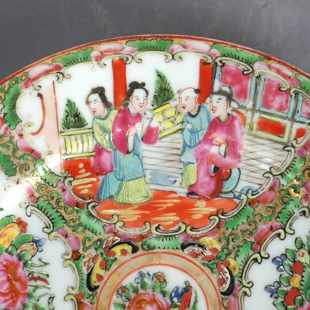 Antike chinesische Rosenmedaillon-Porzellanteller mit Gärten und Figuren aus Porzellan, um 1900 im Zustand „Gut“ im Angebot in Big Flats, NY