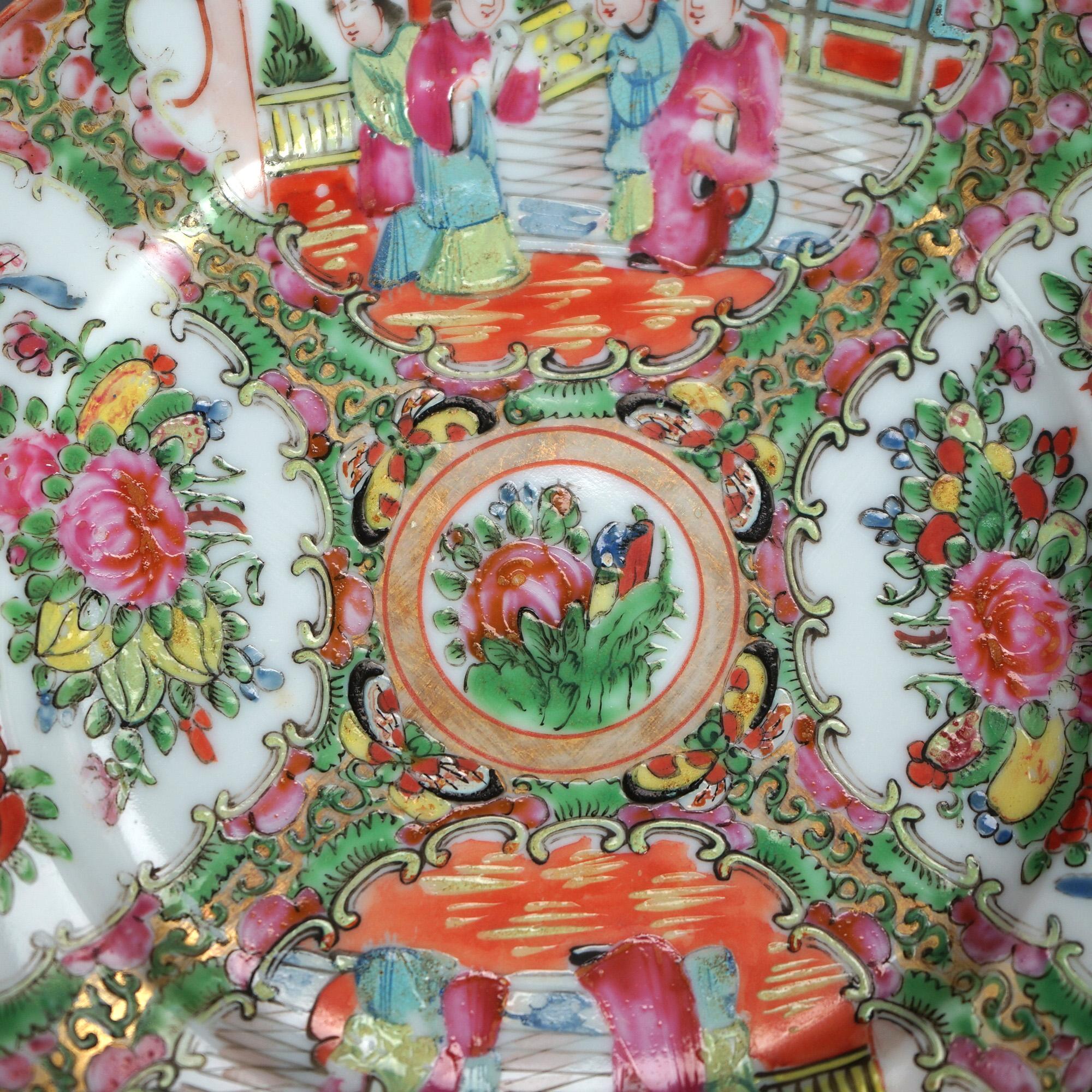 Antike chinesische Rosenmedaillon-Porzellanteller mit Gärten und Figuren aus Porzellan, um 1900 (20. Jahrhundert) im Angebot