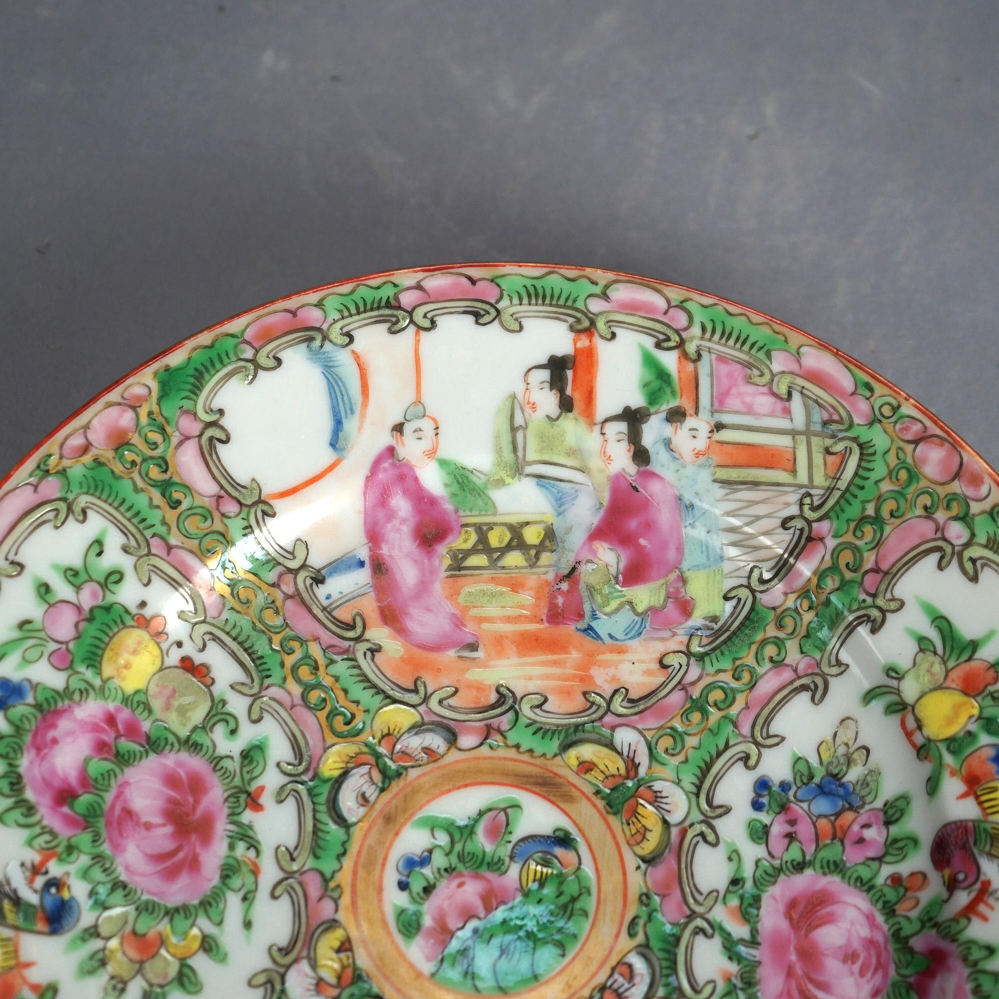 Porcelaine Anciennes assiettes en porcelaine chinoises à médaillons de roses avec jardins et personnages C1900 en vente