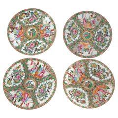 Anciennes assiettes en porcelaine chinoises à médaillons de roses avec jardins et personnages C1900