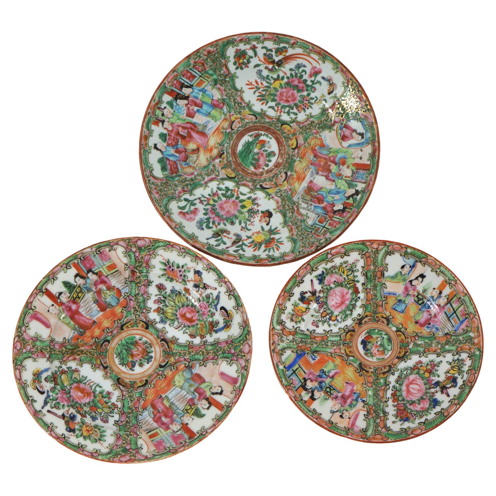 Anciennes assiettes en porcelaine chinoises à médaillons de roses avec jardins et personnages C1900