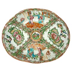 Ancienne assiette crevette chinoise en porcelaine à médaillon de rose, vers les années 1920