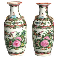 Vases chinois anciens en porcelaine à médaillons de roses avec jardins et personnages C1900