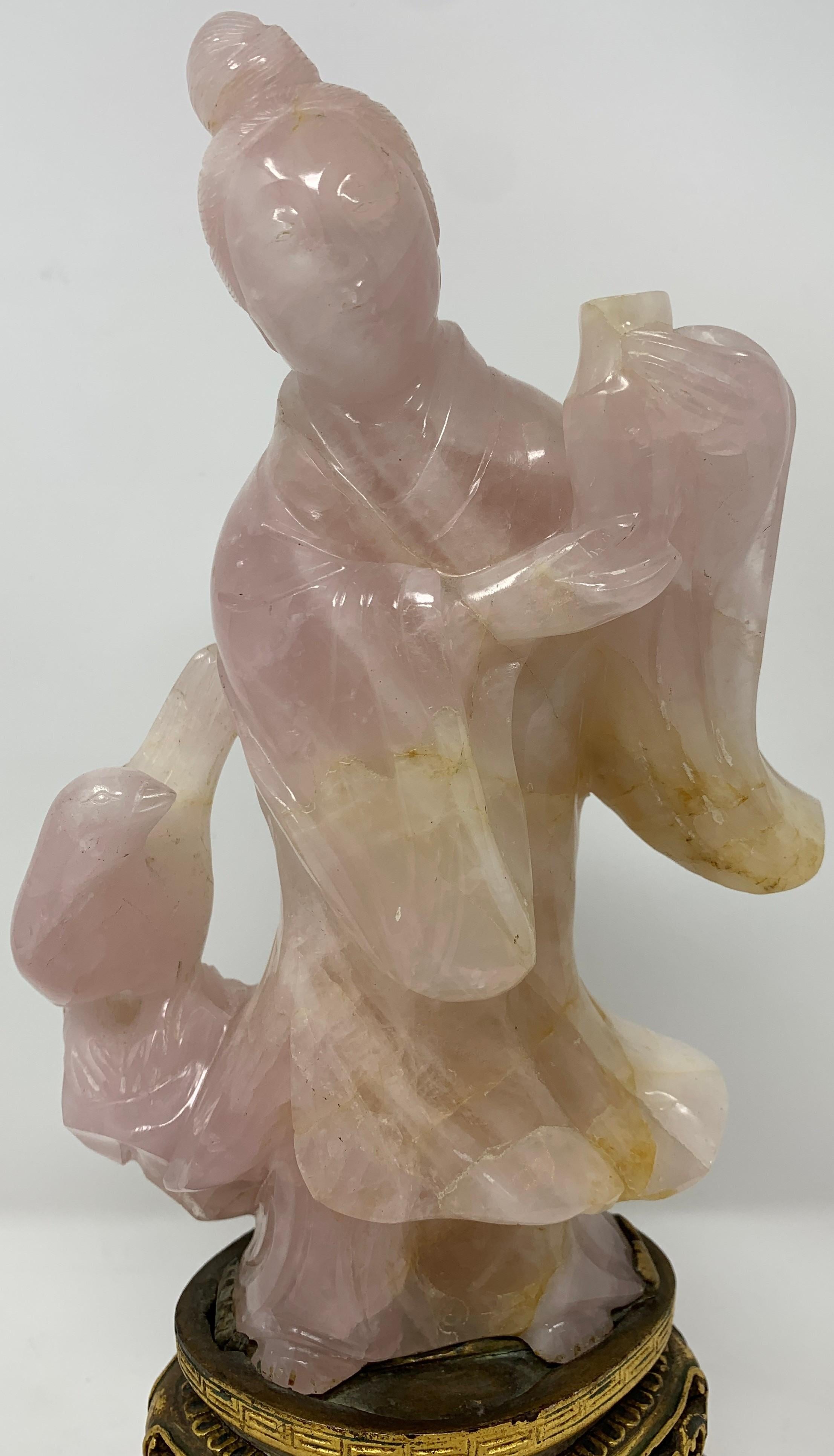 Esta figura está sentada sobre un bonito pedestal. Una pieza muy bonita de cuarzo rosa tallado.
