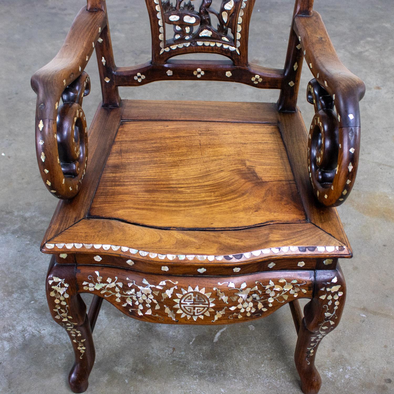 Antique Chinese Rosewood Armchair with Mother of Pearl Inlaid Details en vente 2