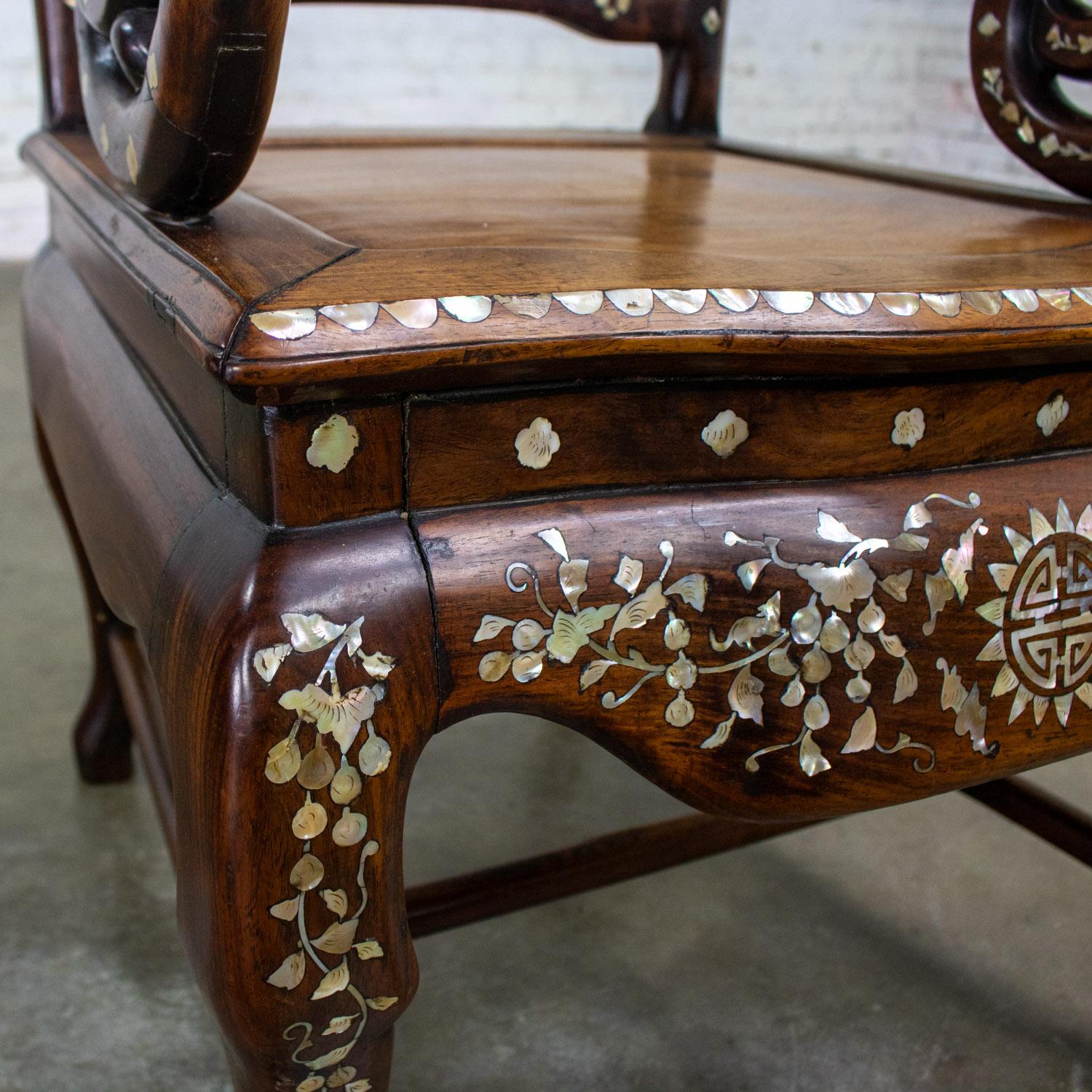 Antique Chinese Rosewood Armchair with Mother of Pearl Inlaid Details en vente 6