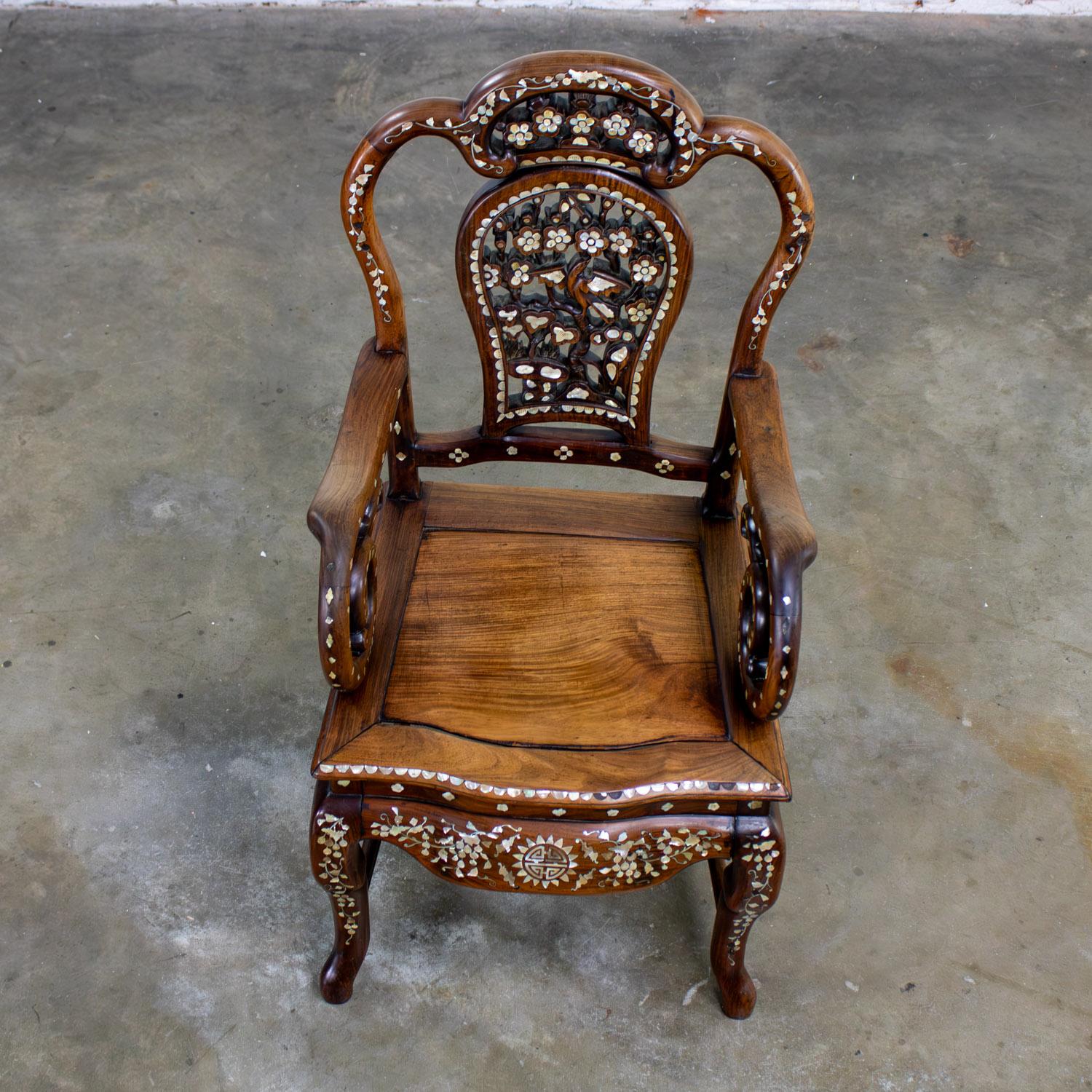 Antique Chinese Rosewood Armchair with Mother of Pearl Inlaid Details en vente 7