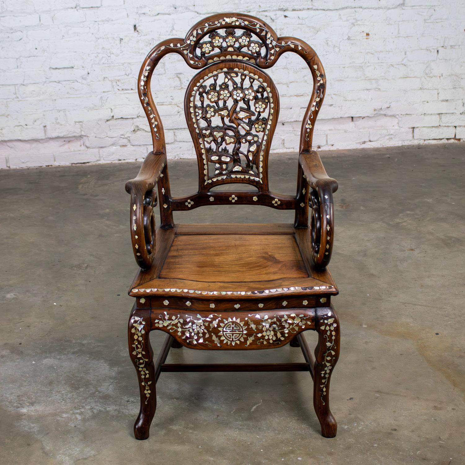 Incrusté Antique Chinese Rosewood Armchair with Mother of Pearl Inlaid Details en vente
