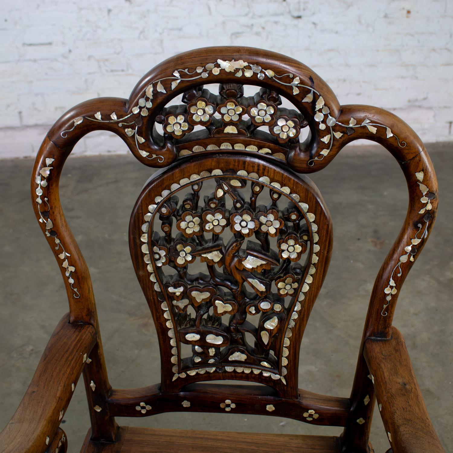 Antique Chinese Rosewood Armchair with Mother of Pearl Inlaid Details Bon état - En vente à Topeka, KS