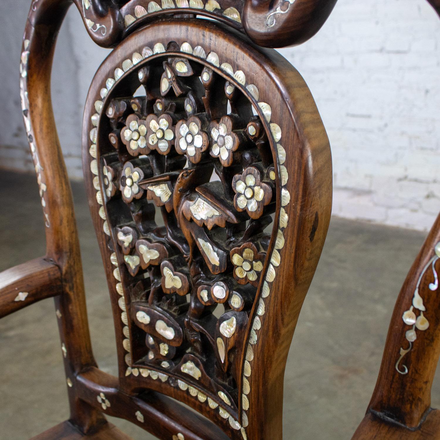 Antique Chinese Rosewood Armchair with Mother of Pearl Inlaid Details en vente 1