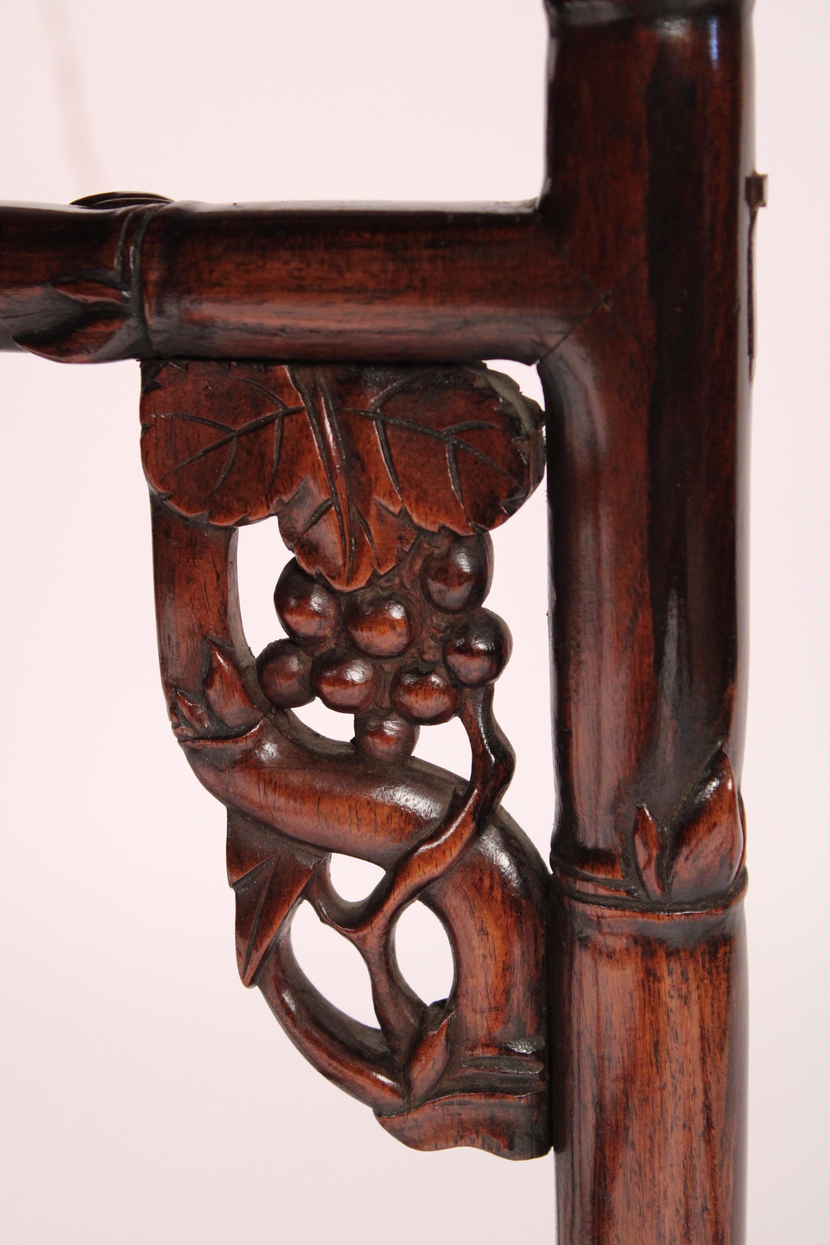 Table d'appoint chinoise ancienne en bois de rose en vente 1
