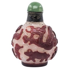 Antike chinesische Rubinrote geschnitzte Glas-Overlay-Schnupftabakflasche mit 12 Tierkreiszeichen, 19. Jahrhundert