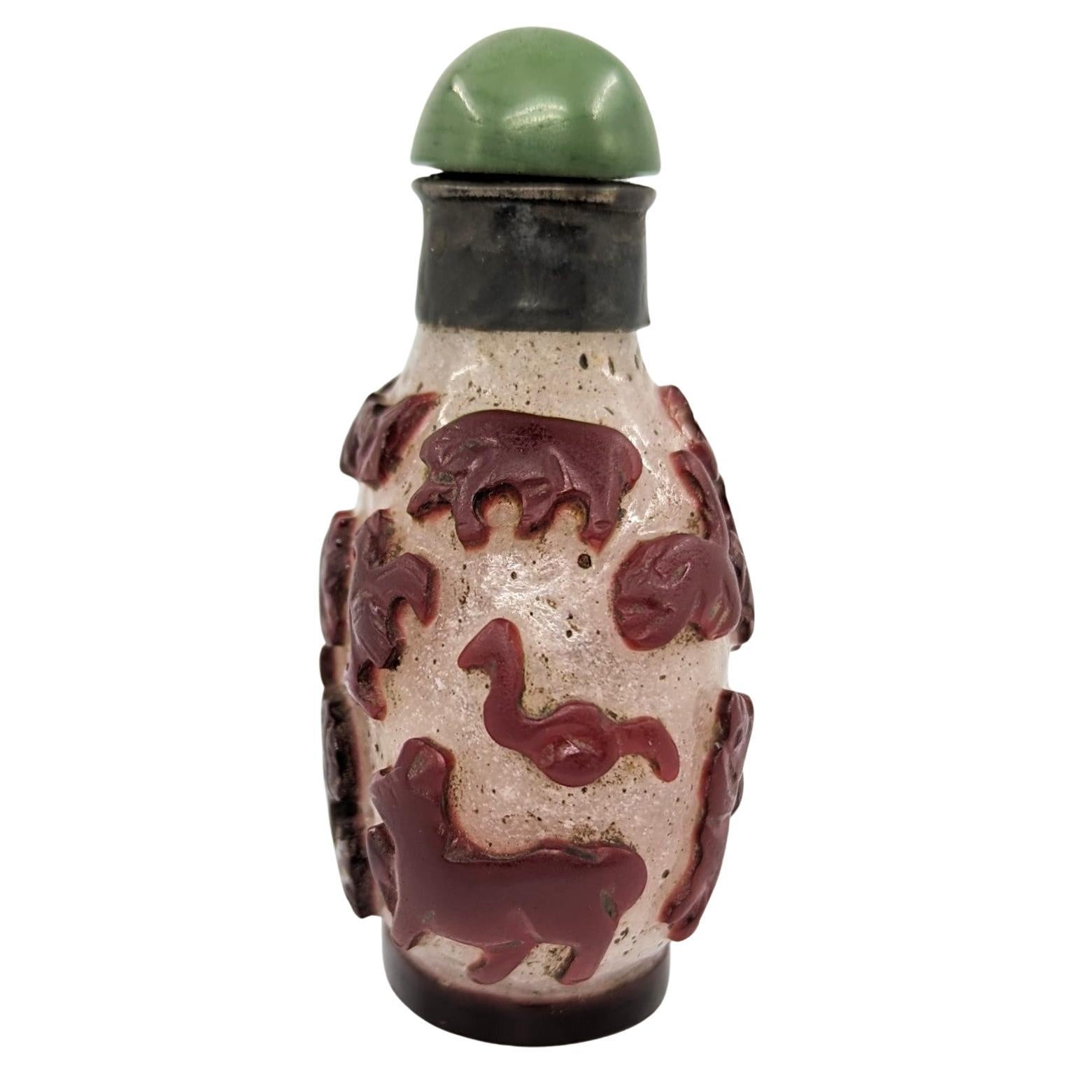 Antike chinesische Rubinrote geschnitzte Glas-Overlay-Schnupftabakflasche mit 12 Tierkreiszeichen, 19. Jahrhundert für Damen oder Herren im Angebot
