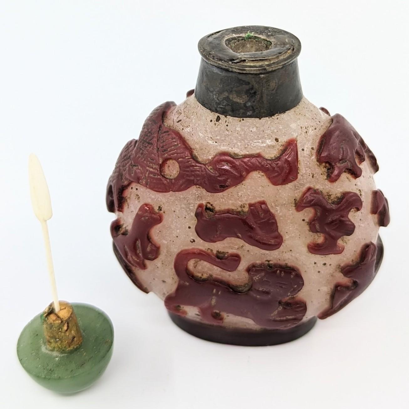 Antike chinesische Rubinrote geschnitzte Glas-Overlay-Schnupftabakflasche mit 12 Tierkreiszeichen, 19. Jahrhundert im Angebot 1
