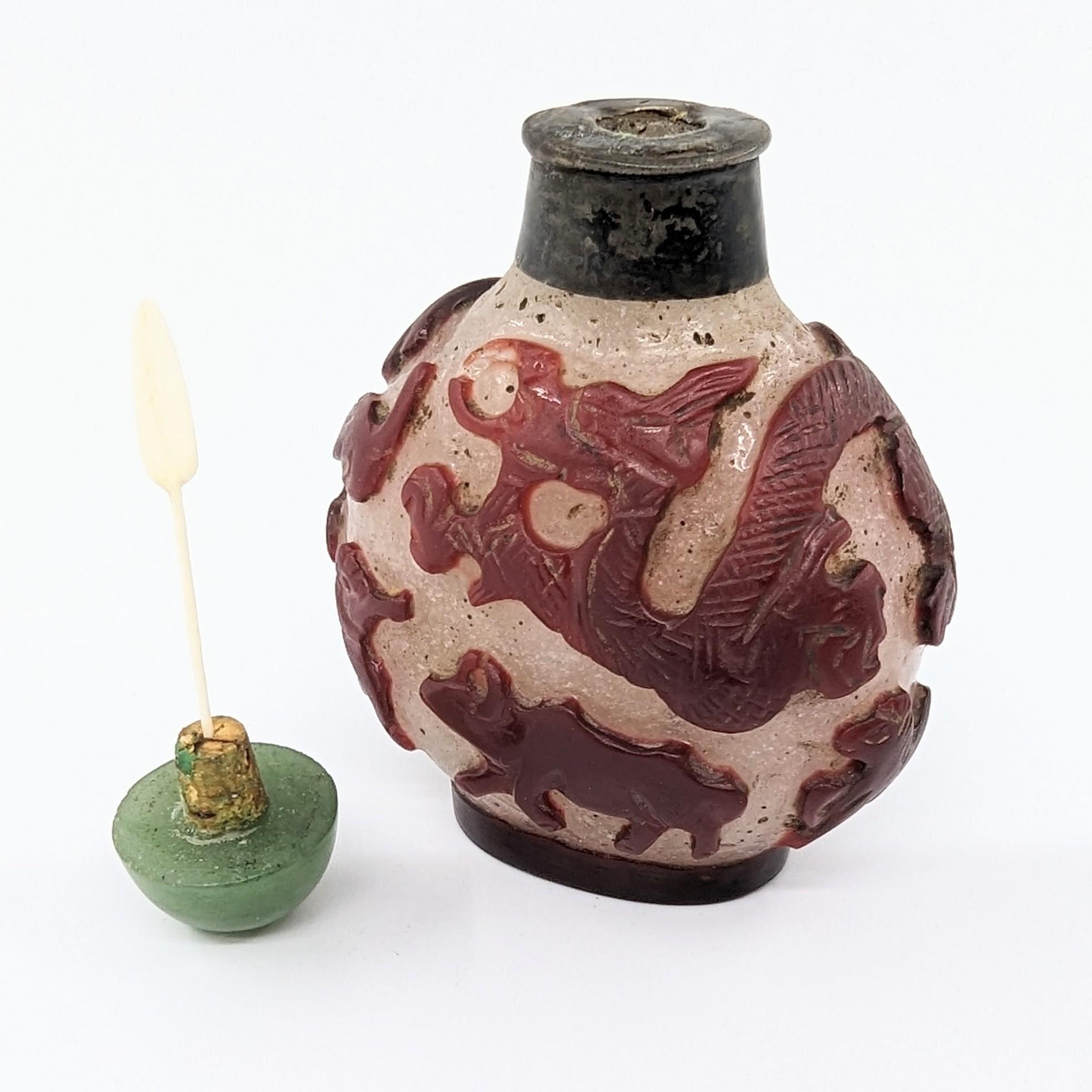 Antike chinesische Rubinrote geschnitzte Glas-Overlay-Schnupftabakflasche mit 12 Tierkreiszeichen, 19. Jahrhundert im Angebot 2