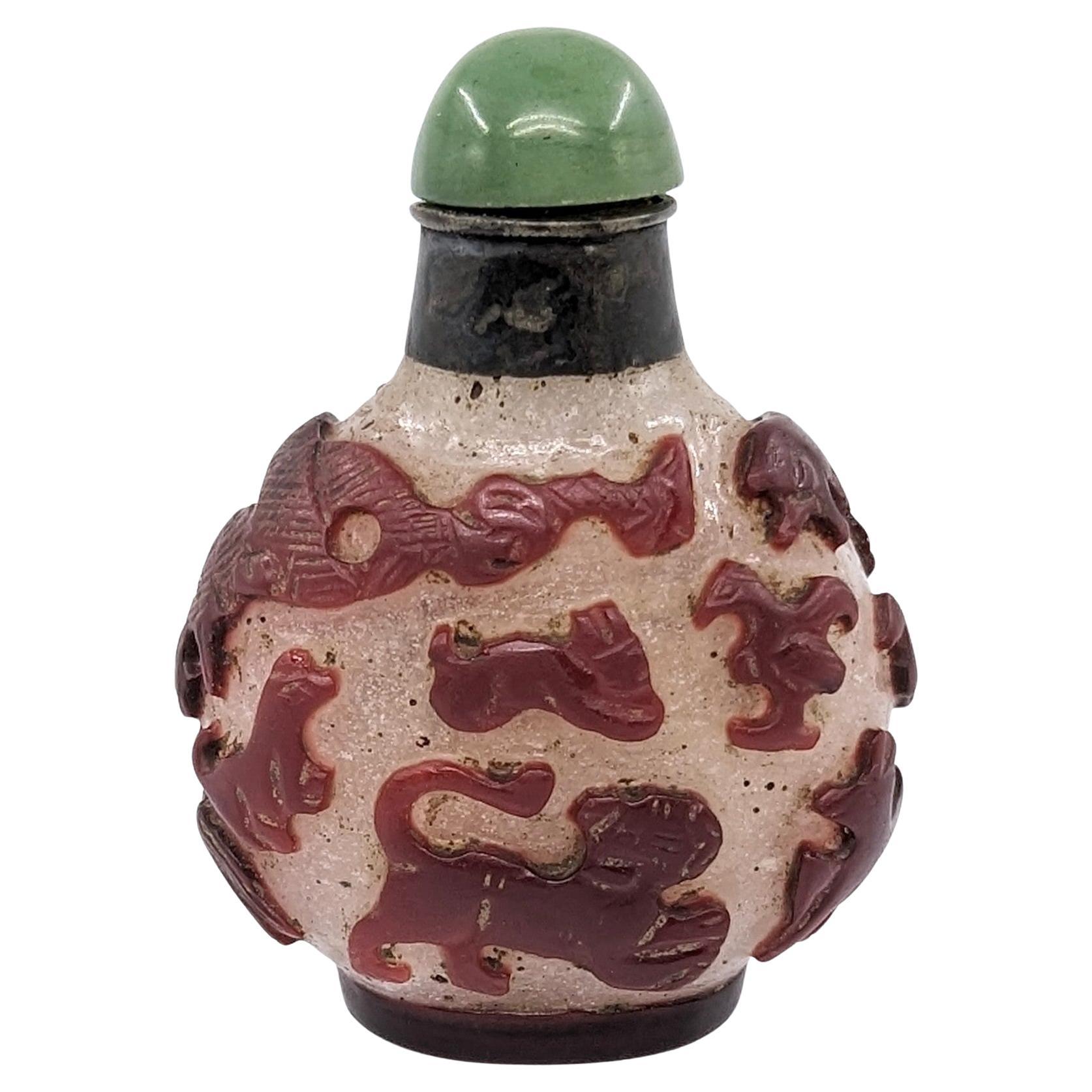 Antike chinesische Rubinrote geschnitzte Glas-Overlay-Schnupftabakflasche mit 12 Tierkreiszeichen, 19. Jahrhundert