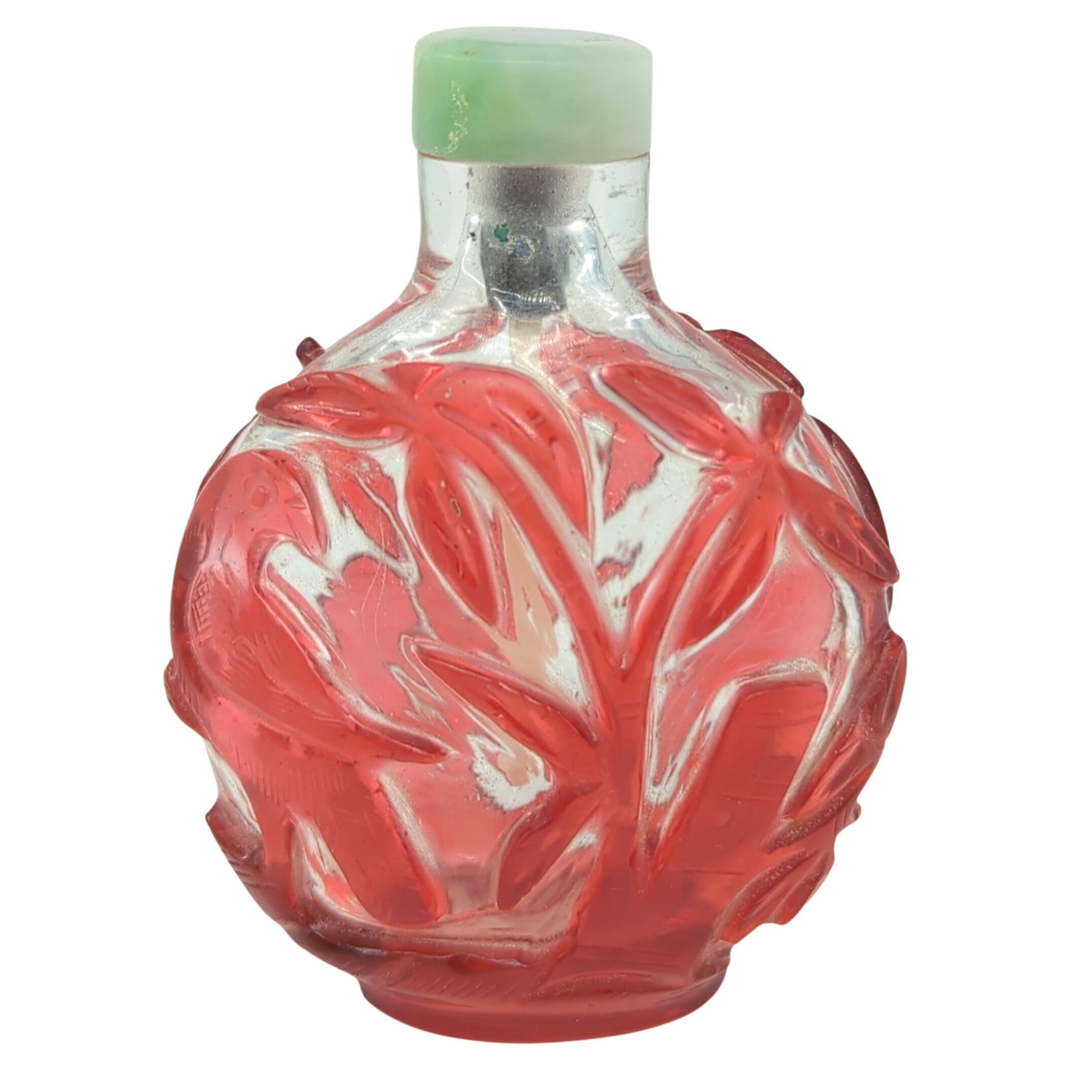Antike chinesische Rubinrote Glas-Overlay-Schnupftabakflasche mit Vogel-Jadeit-Platte, um 1900