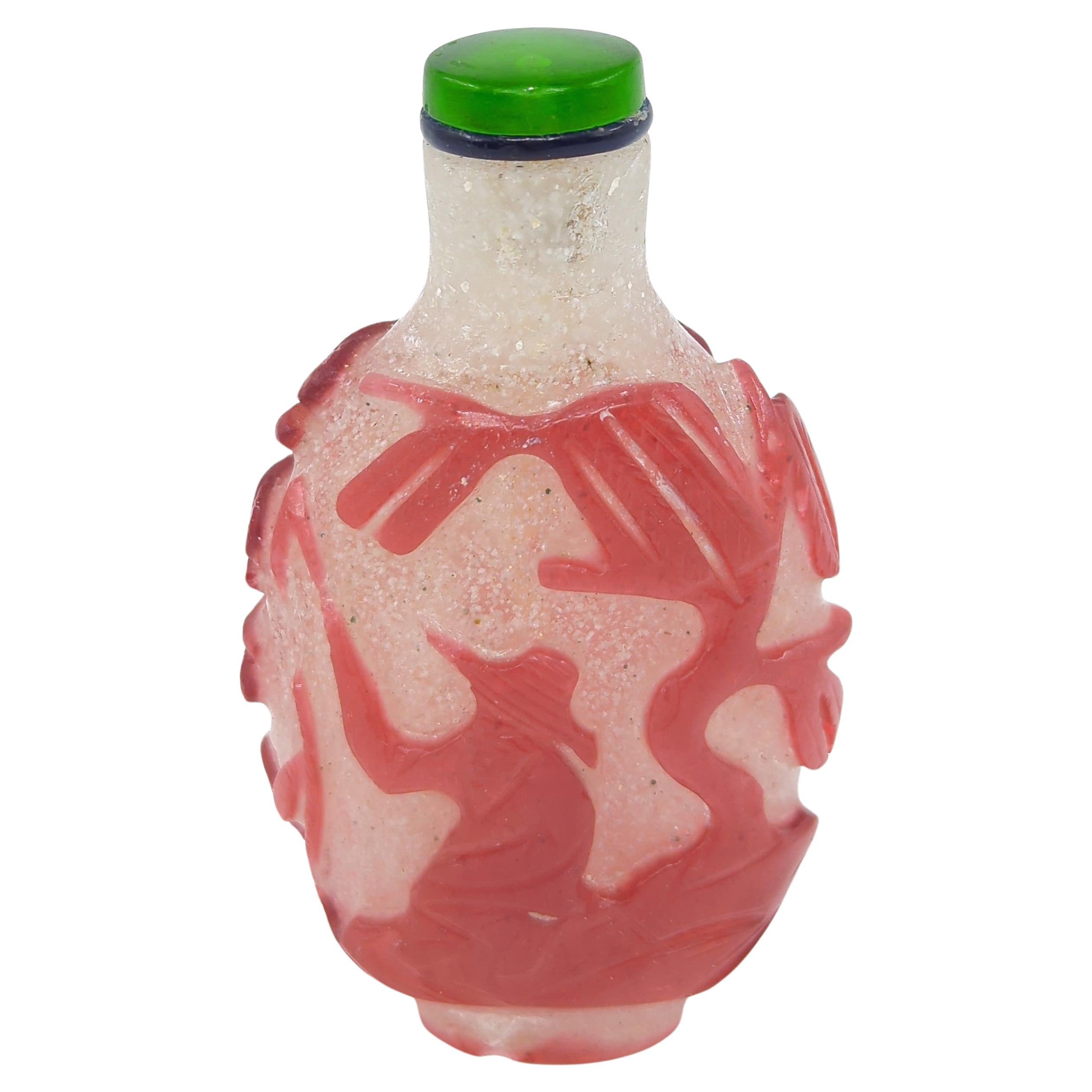 Antike Schnupftabakflasche aus rubinrotem Glas der späten Qing- bis Republik-Periode auf Schneesturmgrund, die eine Landschaftsszene mit einer Holzsammlerfigur auf der einen Seite und einer Fischerfigur auf der anderen Seite darstellt.

Die Szenen