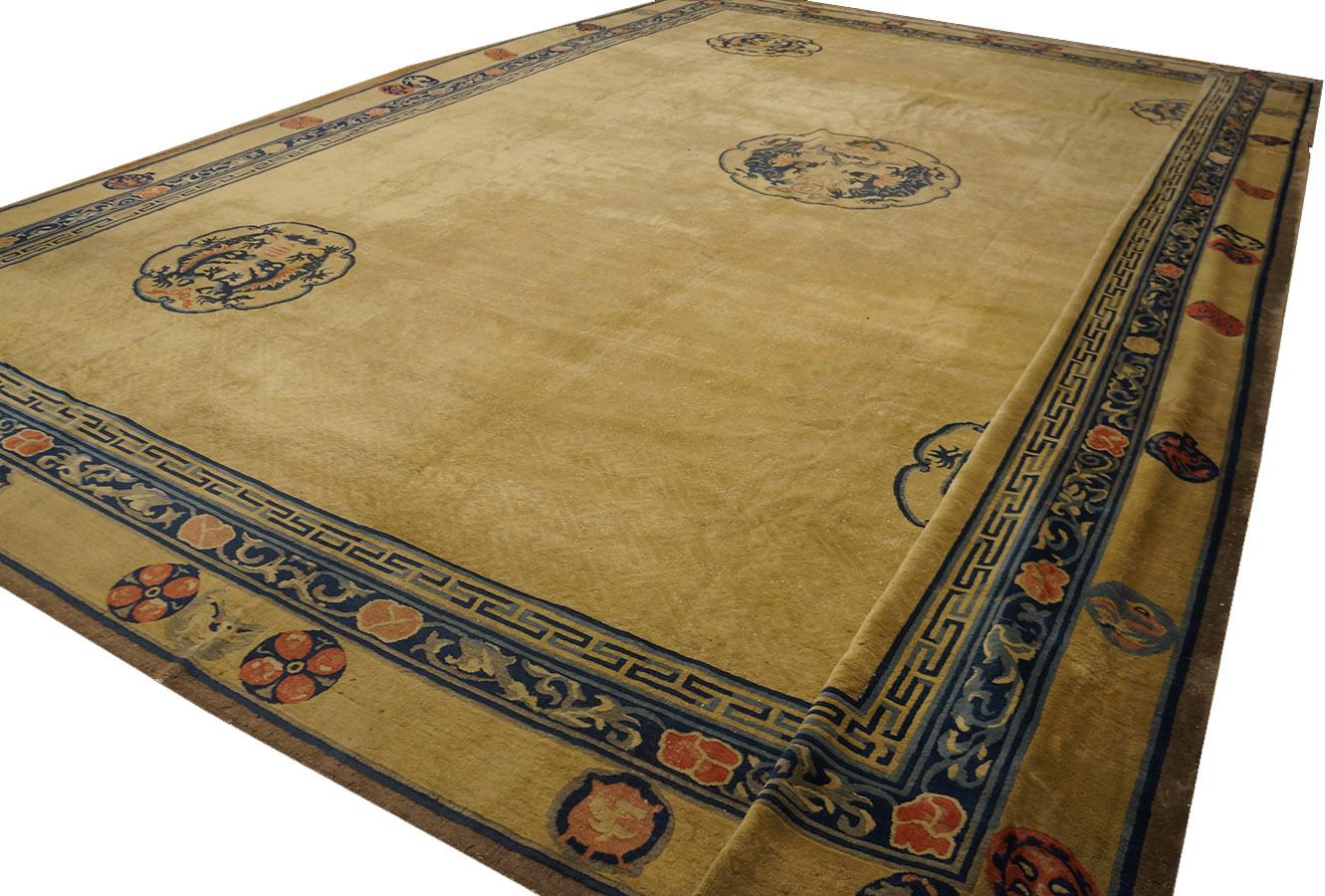 1920s Chinese Carpet ( 14' 10'' x 19' 6'' - 452 x 594 cm) In Good Condition For Sale In New York, NY