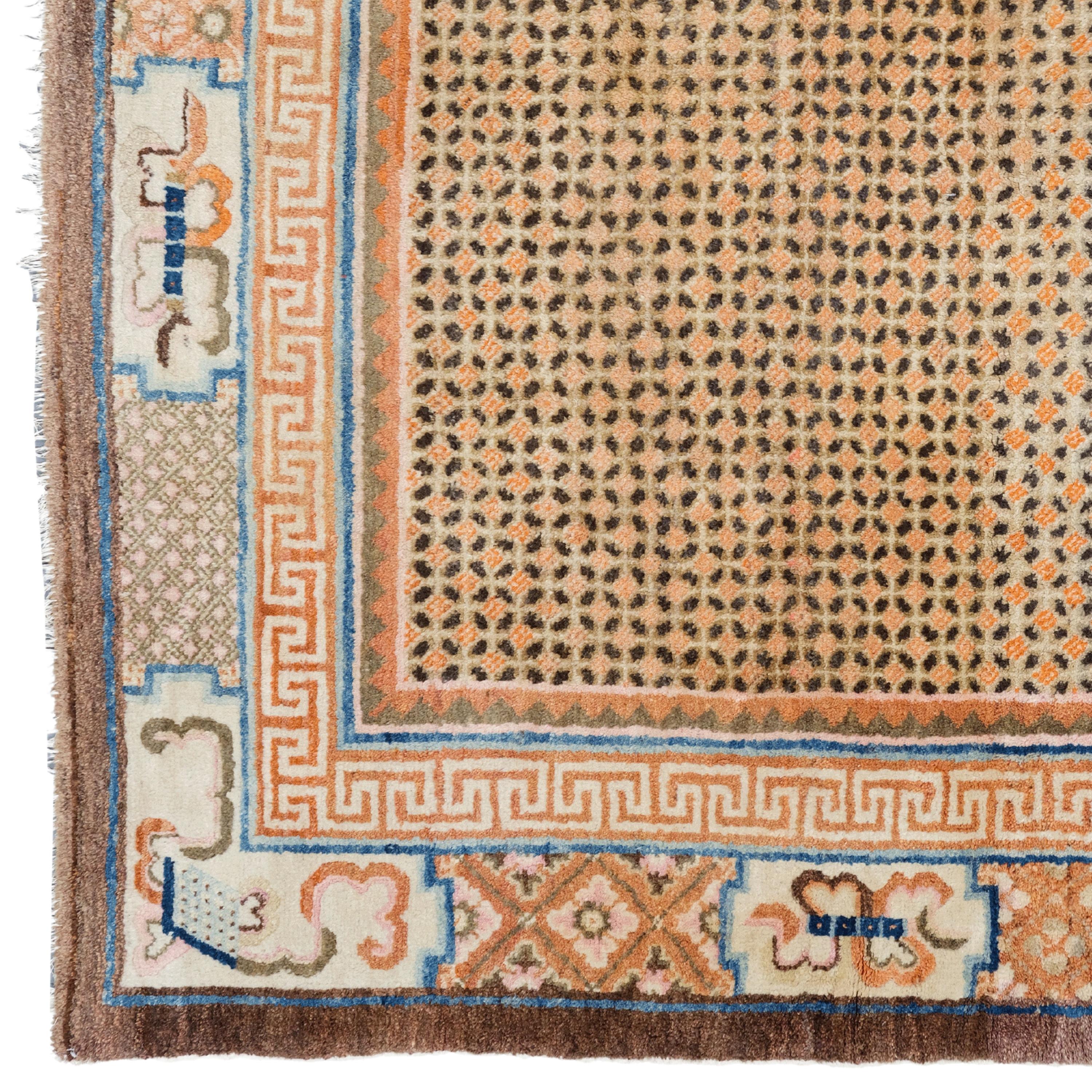 Antiker chinesischer Teppich  Antiker Asia-Teppich
Ein historisches Kunstwerk Chinesischer Teppich aus dem 19.
Größe: 159x235 cm

Wenn Sie Ihr Zuhause oder Ihr Büro mit Eleganz und Eleganz ausstatten möchten, ist dieser chinesische Teppich aus dem
