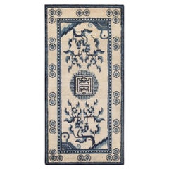 Tapis chinois ancien. 2 ft 1 in x 4 ft 3 in