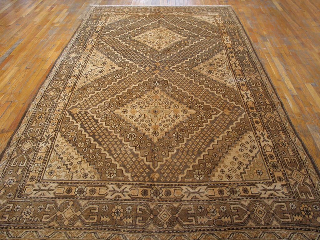 Antique Chinese rug. Size: 6'9