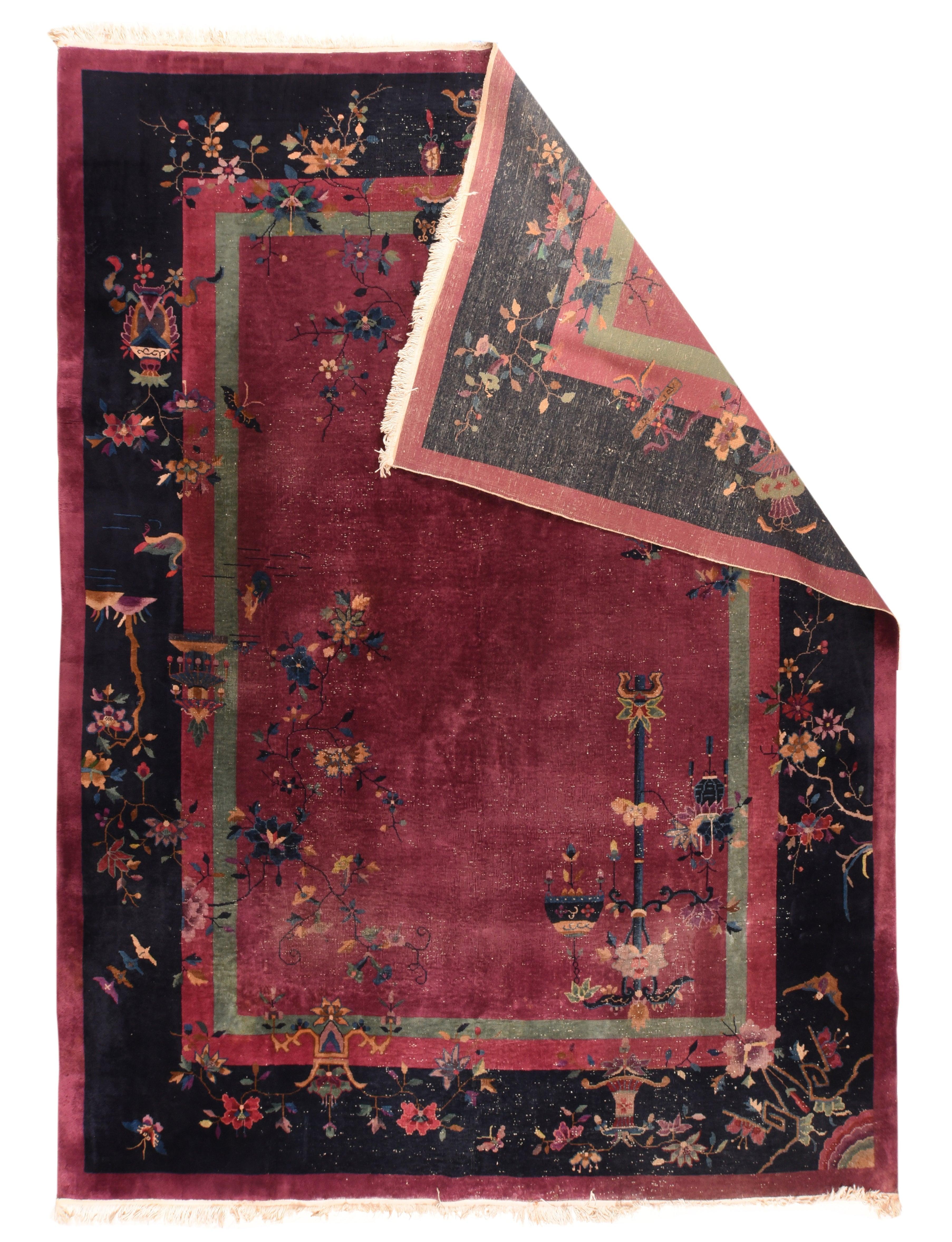 Tapis chinois ancien 8'10'' x 11'4''.  Terme générique désignant tous les tapis fabriqués dans les limites de l'Empire du Milieu, y compris : Ningxia (centre-nord de la Chine), Pékin (tissé dans la capitale), Tientsin (Tianjian, principalement Art
