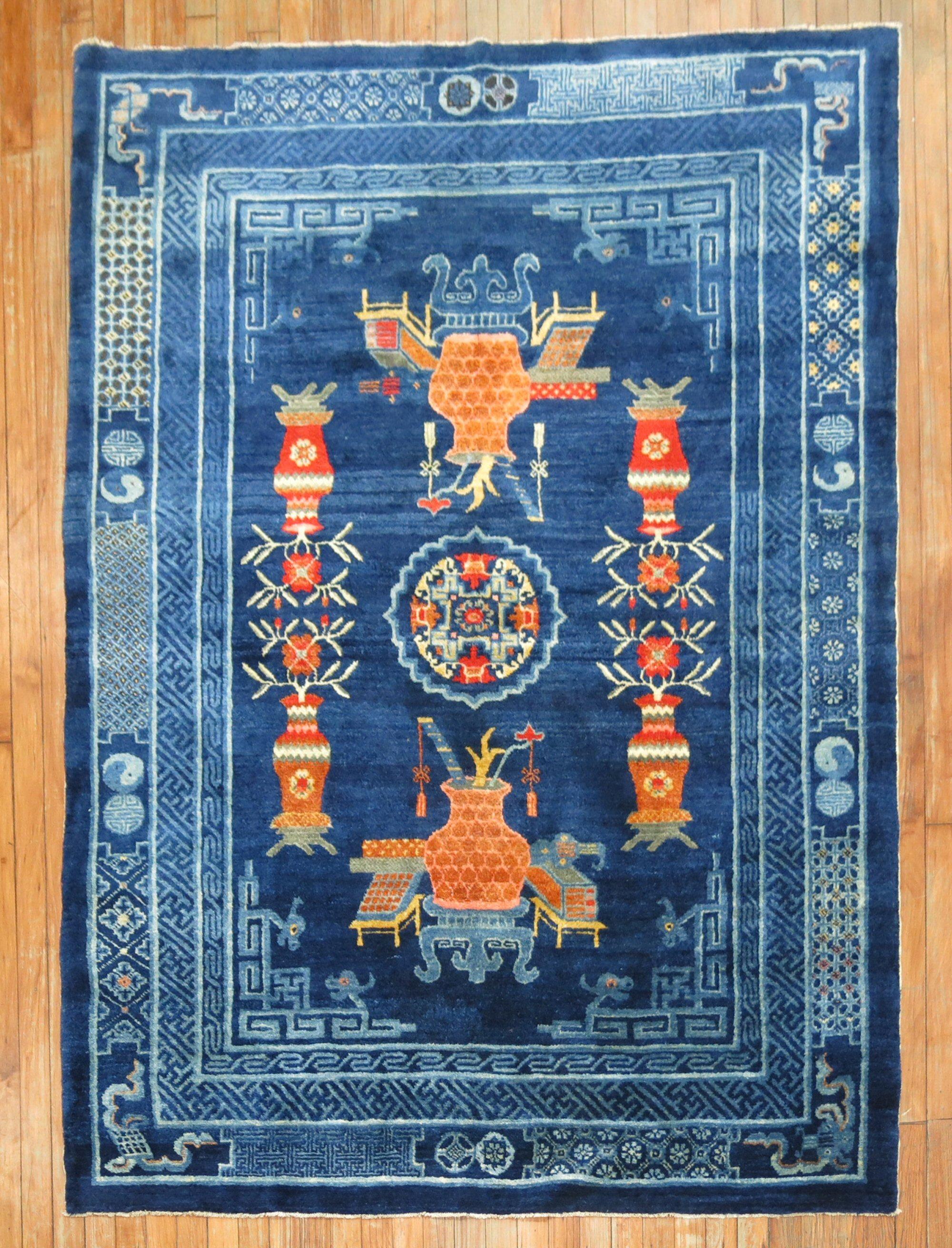 Chinesischer Vollflor-Teppich in überwiegend Blau mit Vasenmuster in Orange und Koralle aus dem 2. Quartal des 20. Ein Gesprächsstoff.

Maße: 5'' x 6'8''.