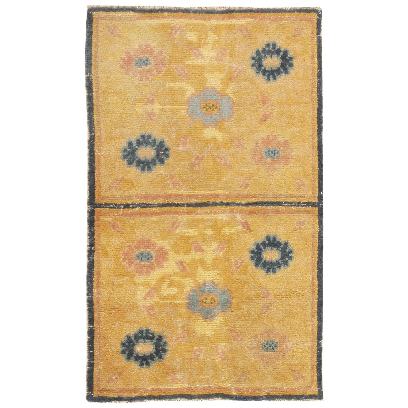 Antique Chinese Rug. Size: 2 ft 3 in x 3 ft 9 in (0.69 m x 1.14 m)